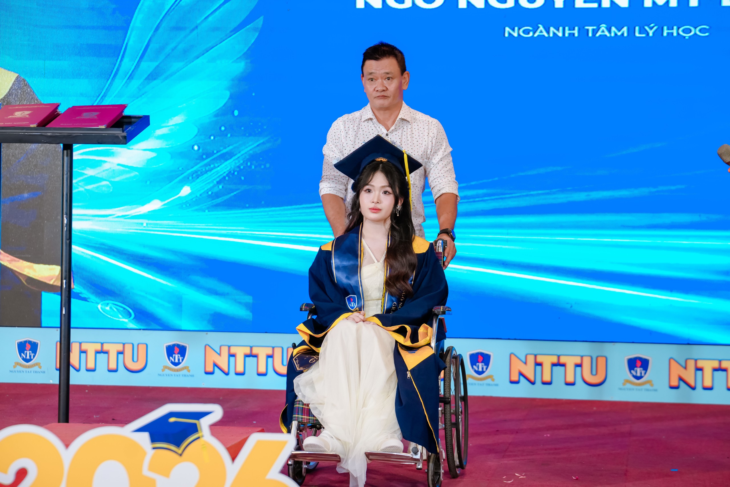Hơn hai thập kỷ l&agrave;m &lsquo;đ&ocirc;i ch&acirc;n&rsquo; cho con v&agrave; c&acirc;u chuyện x&uacute;c động ng&agrave;y tốt nghiệp - Ảnh 3.