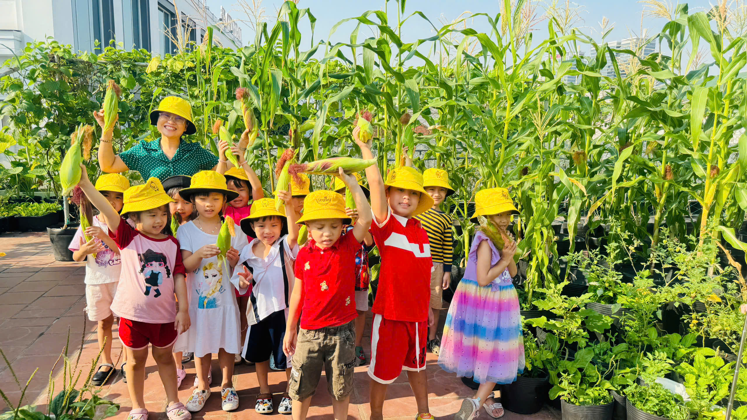 &Ocirc;ng b&agrave;, cha mẹ v&agrave;o trường l&agrave;m b&aacute;nh trung thu c&ugrave;ng con - Ảnh 15.
