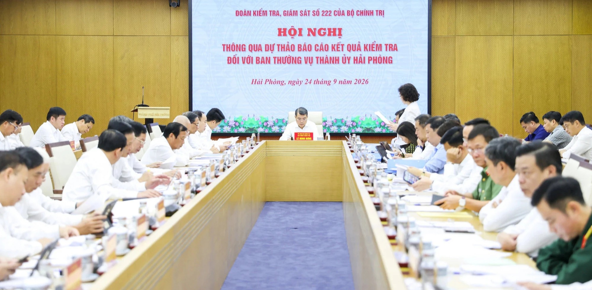 Thủ tướng: Hải Ph&ograve;ng phải bố tr&iacute; c&aacute;n bộ 'đ&uacute;ng người, đ&uacute;ng việc'  - Ảnh 2.
