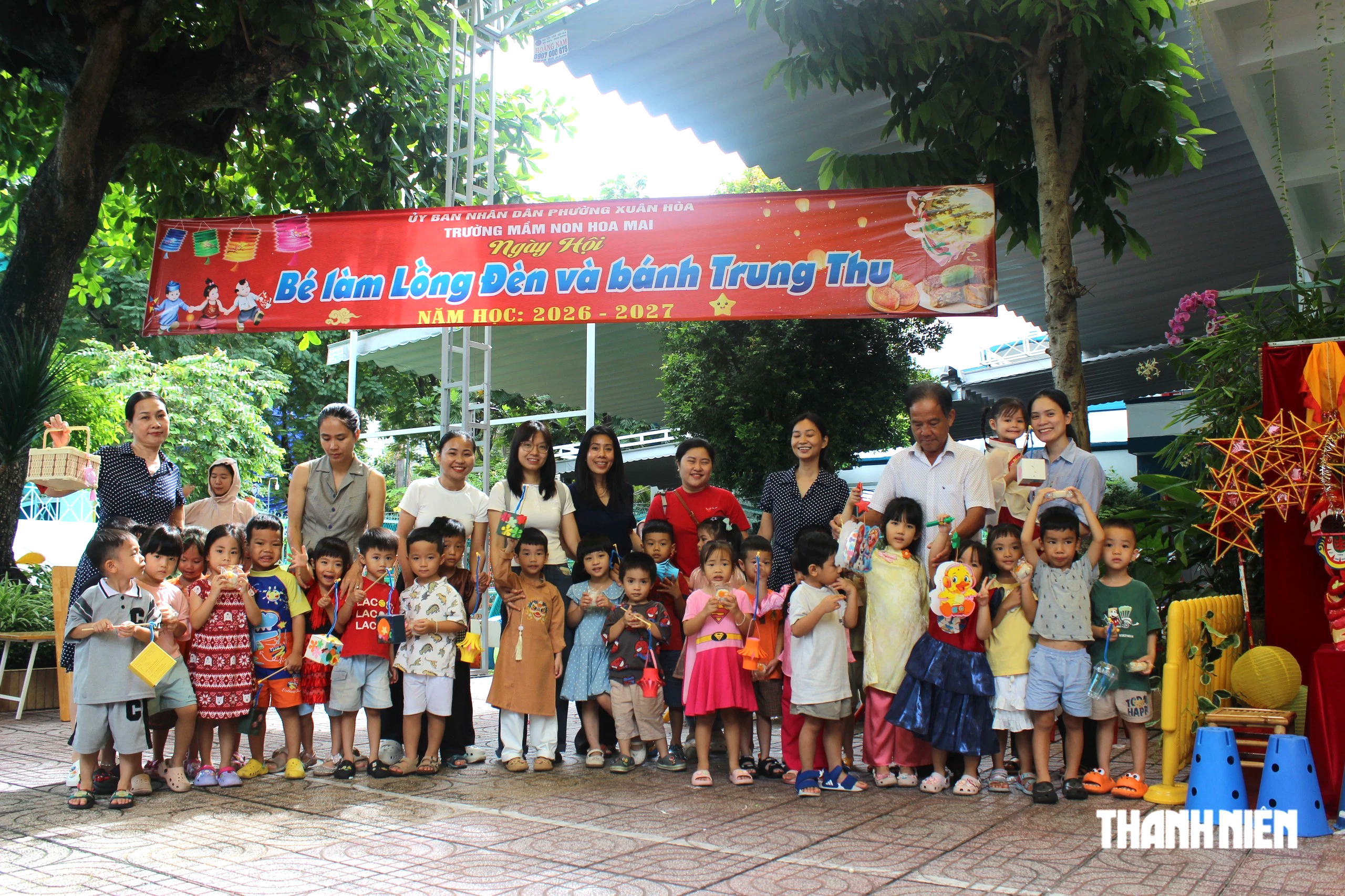 &Ocirc;ng b&agrave;, cha mẹ v&agrave;o trường l&agrave;m b&aacute;nh trung thu c&ugrave;ng con - Ảnh 17.