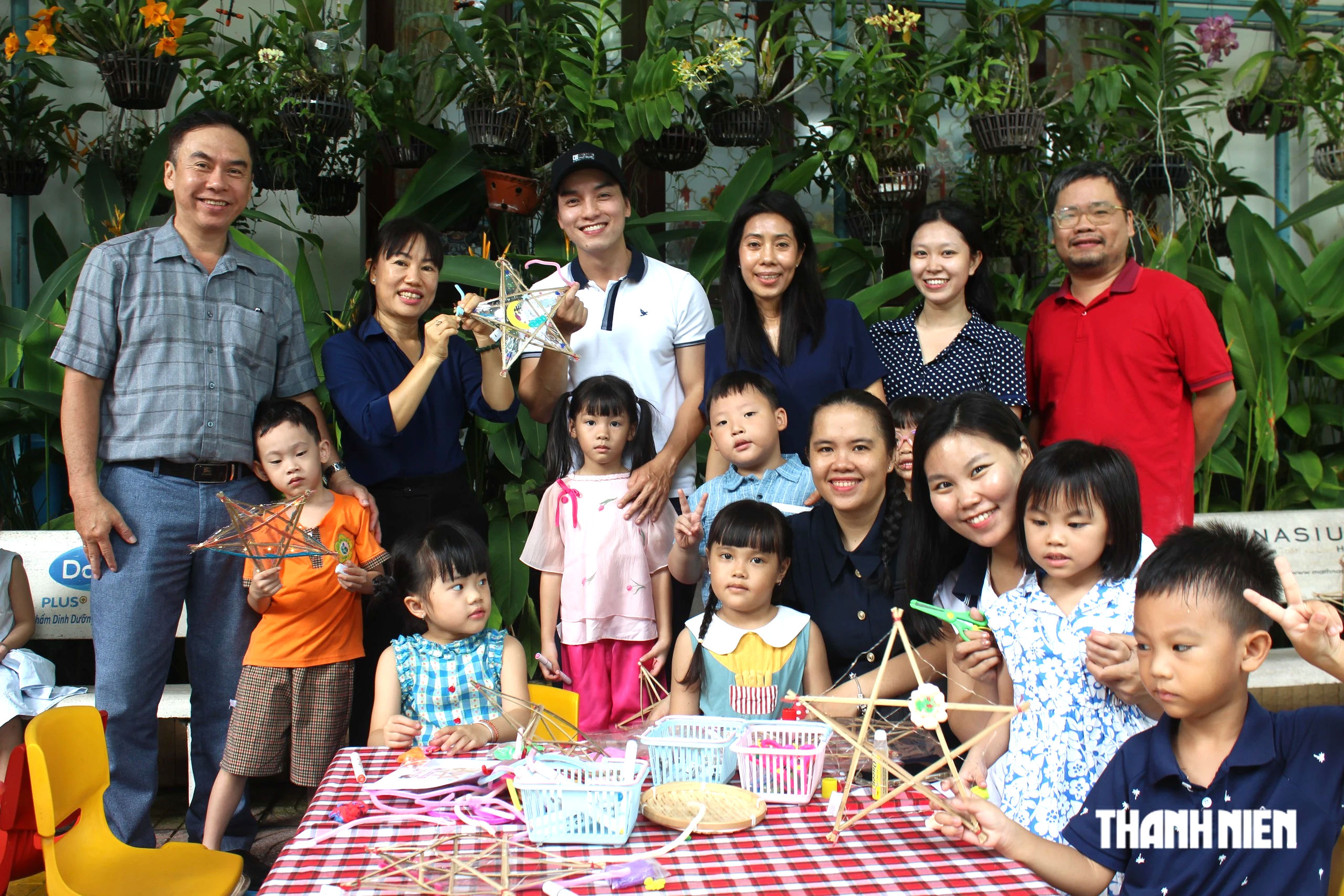 &Ocirc;ng b&agrave;, cha mẹ v&agrave;o trường l&agrave;m b&aacute;nh trung thu c&ugrave;ng con - Ảnh 2.