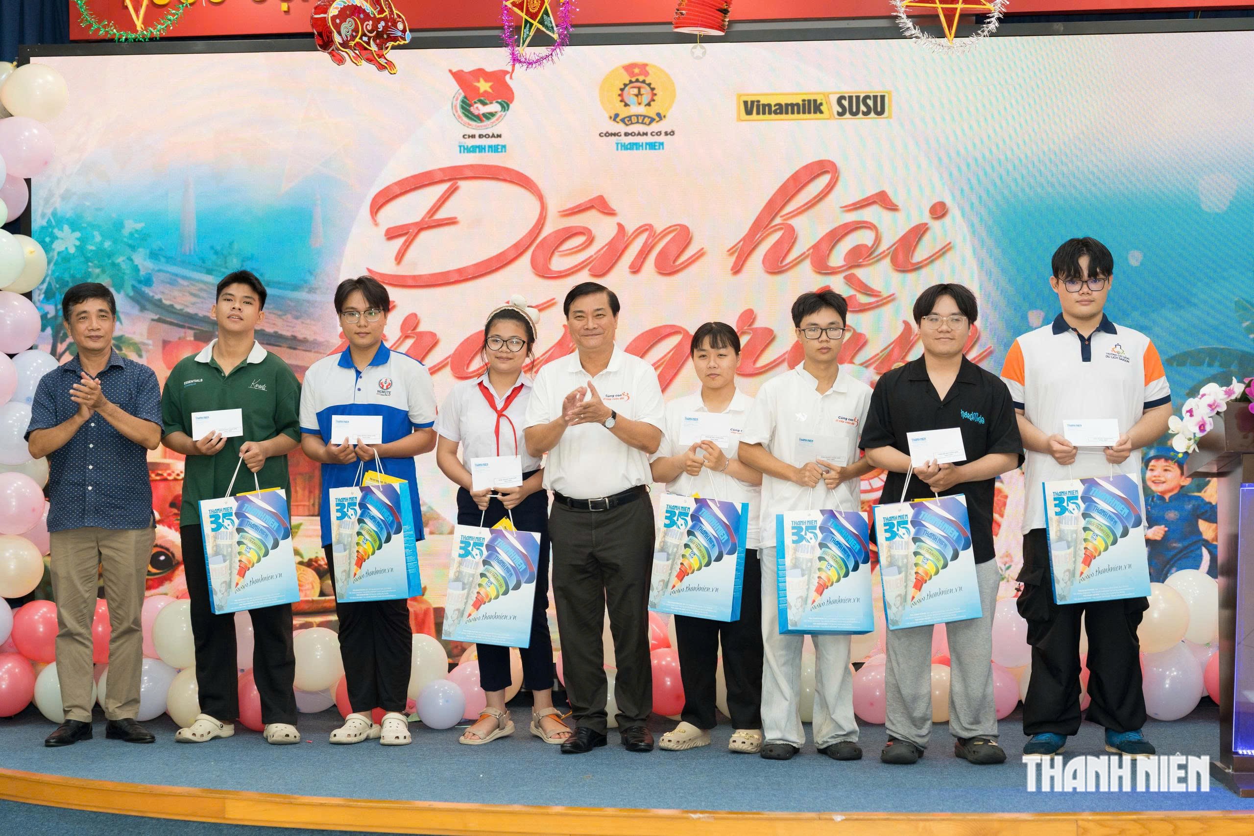Trung thu đặc biệt ở Báo Thanh Niên: Những đứa trẻ ngày nào nay vào đại học - Ảnh 1.