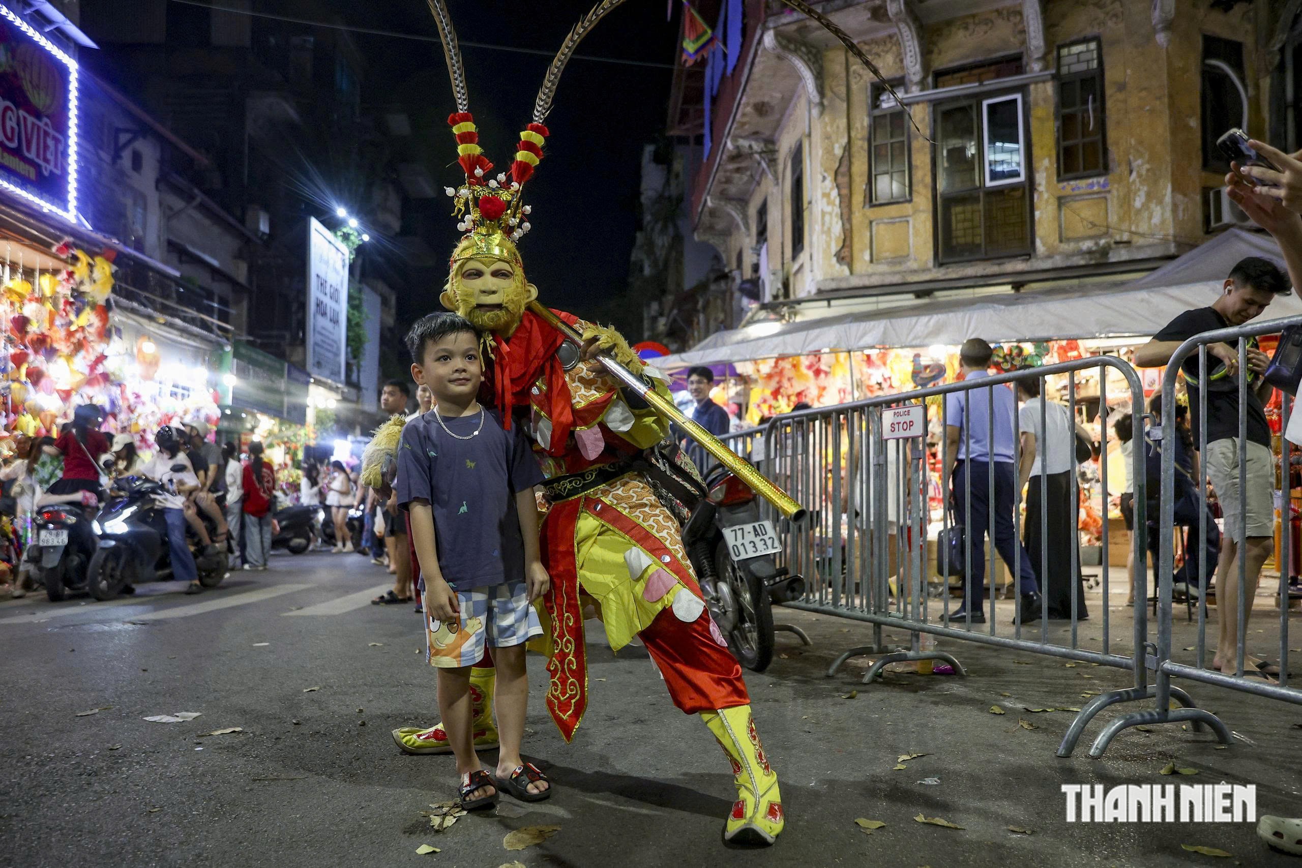 Phố Hàng Mã bất ngờ thông thoáng, khách tha hồ tạo dáng - Ảnh 8.