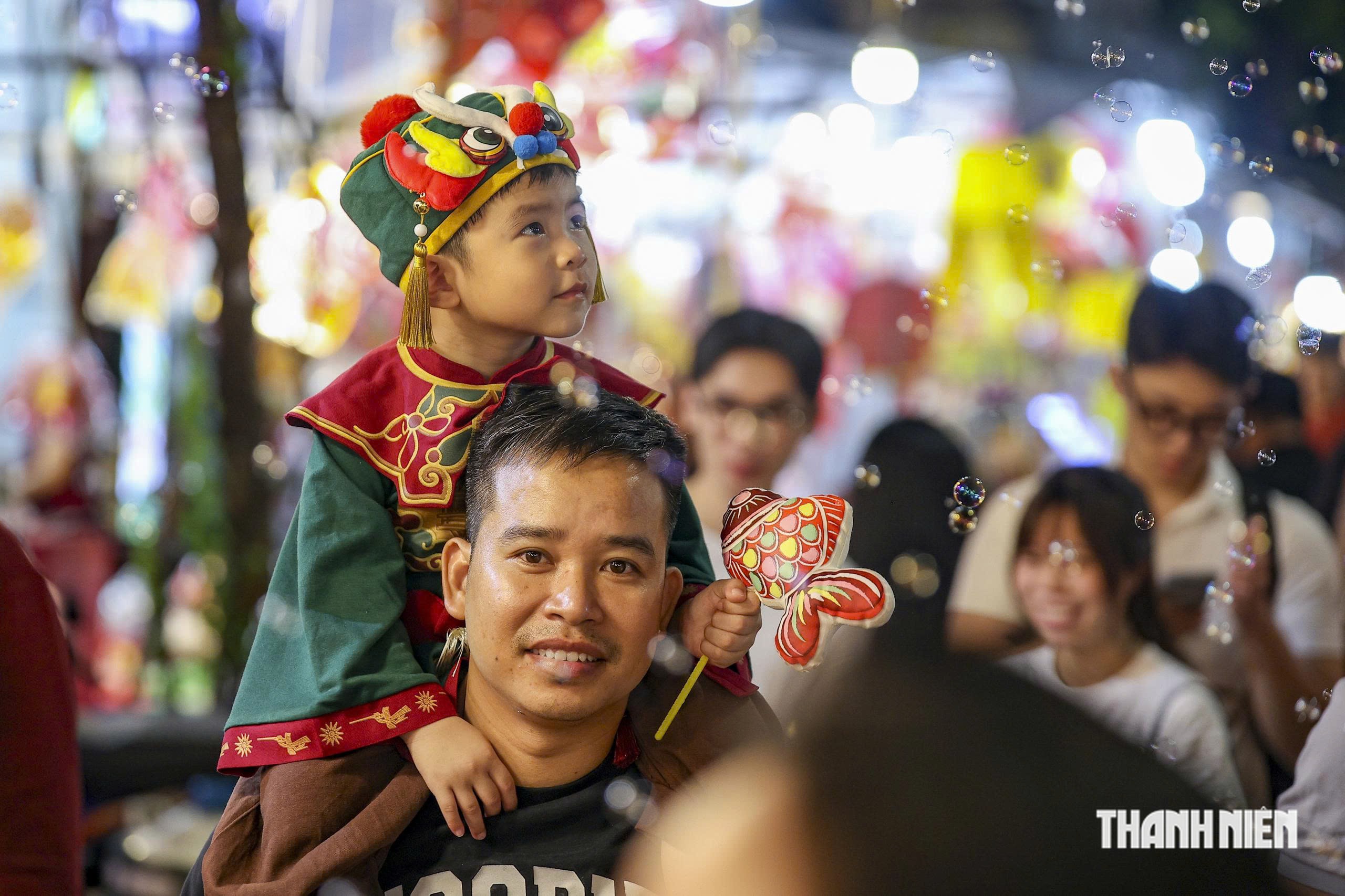 Phố Hàng Mã bất ngờ thông thoáng, khách tha hồ tạo dáng - Ảnh 7.