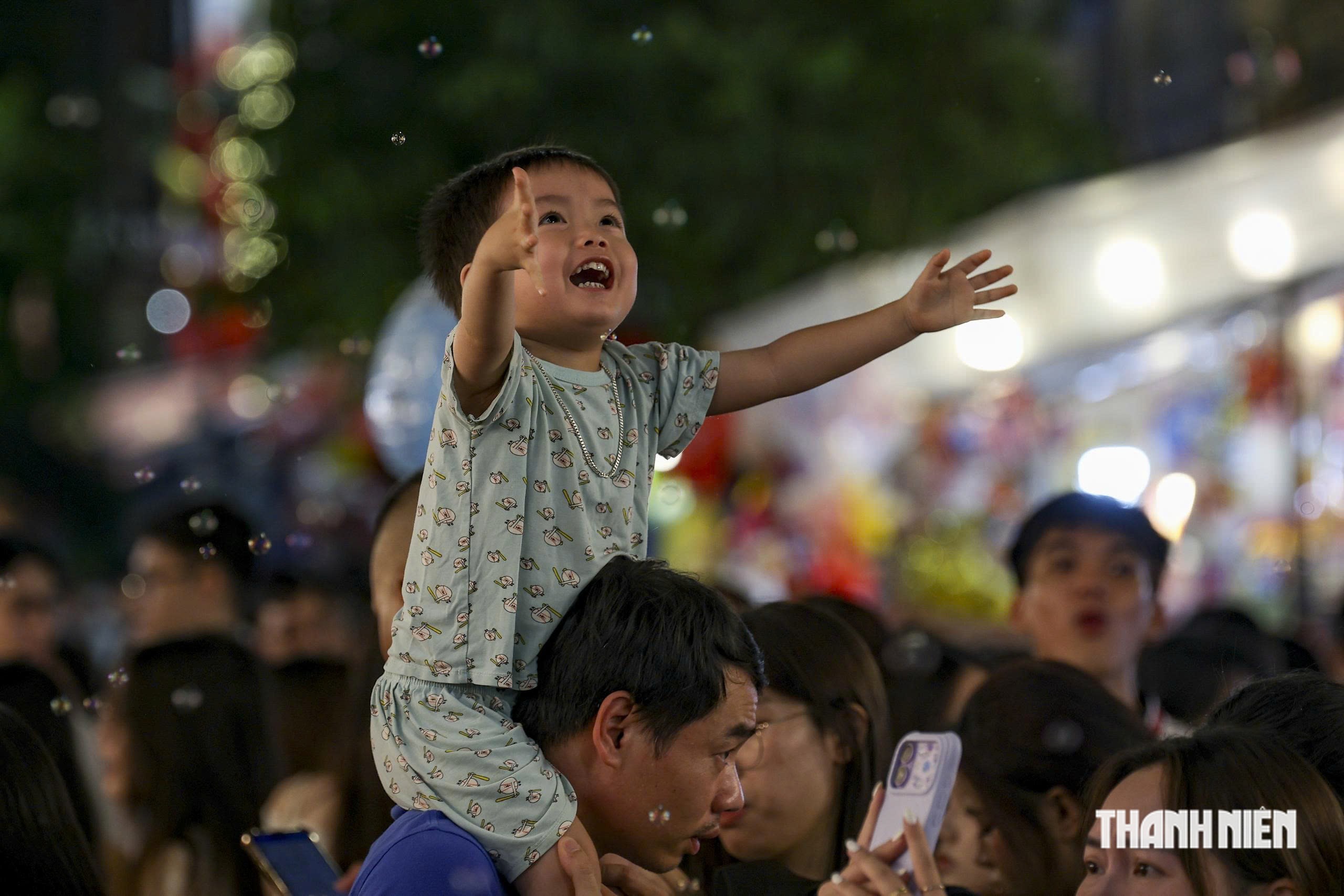 Phố Hàng Mã bất ngờ thông thoáng, khách tha hồ tạo dáng - Ảnh 6.
