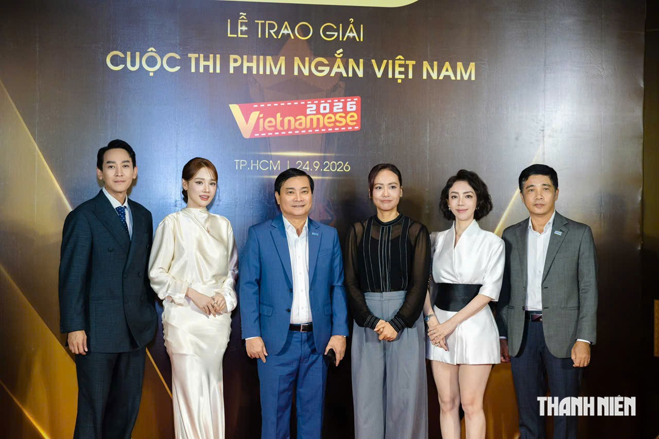 Nh&atilde; Phương c&ugrave;ng d&agrave;n nghệ sĩ hội ngộ tại thảm đỏ lễ trao giải - Ảnh 1.