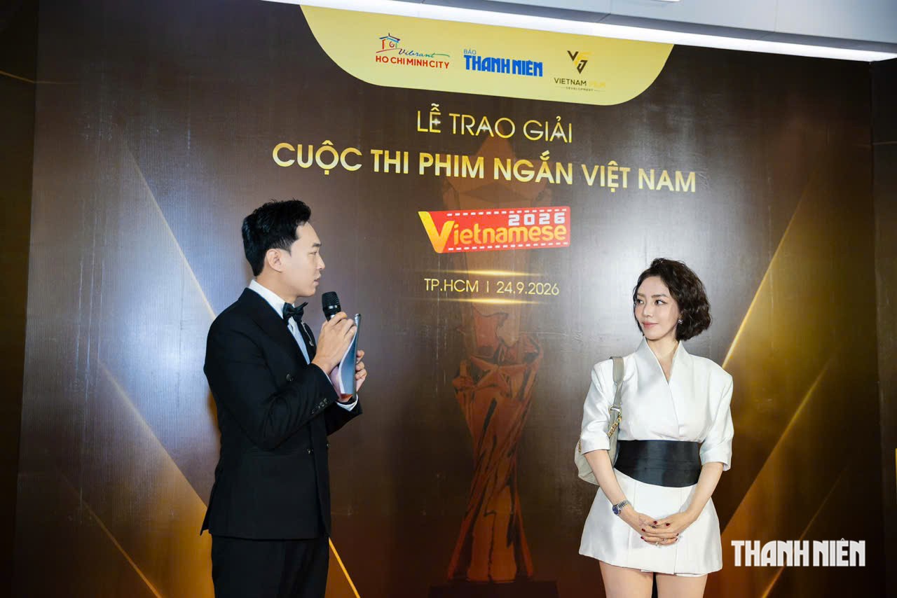 Nh&atilde; Phương c&ugrave;ng d&agrave;n nghệ sĩ hội ngộ tại thảm đỏ lễ trao giải - Ảnh 4.