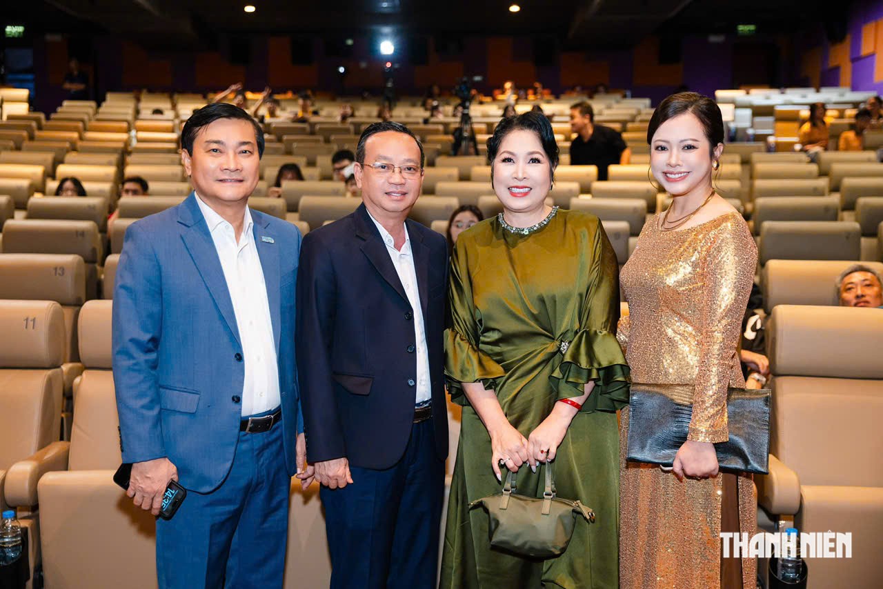 Nh&atilde; Phương c&ugrave;ng d&agrave;n nghệ sĩ hội ngộ tại thảm đỏ lễ trao giải - Ảnh 2.