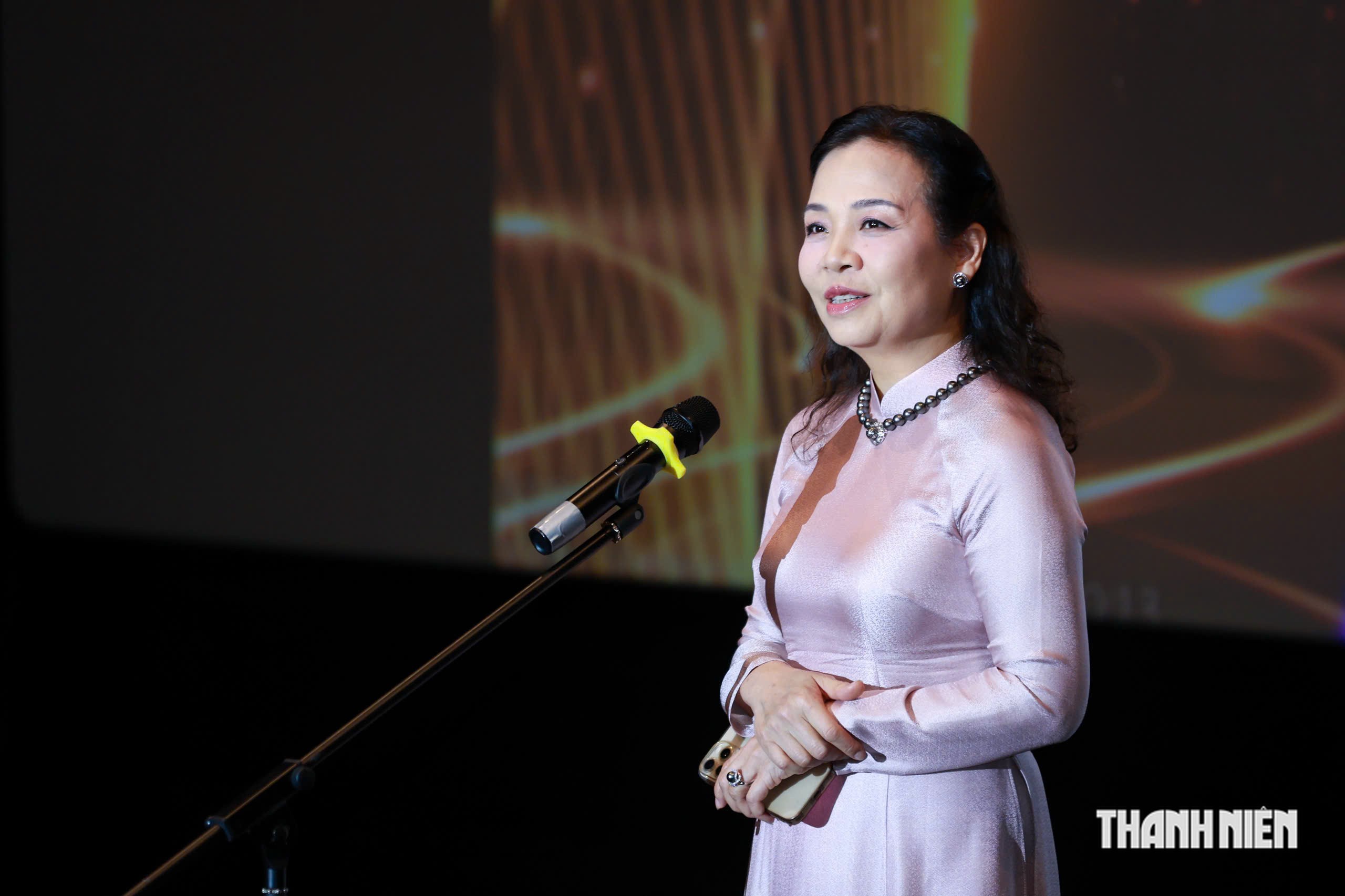 'C&aacute;nh đồng trắng' thắng lớn, NSND Hồng V&acirc;n bất ngờ khi được vinh danh tại Vietnamese- Ảnh 3.