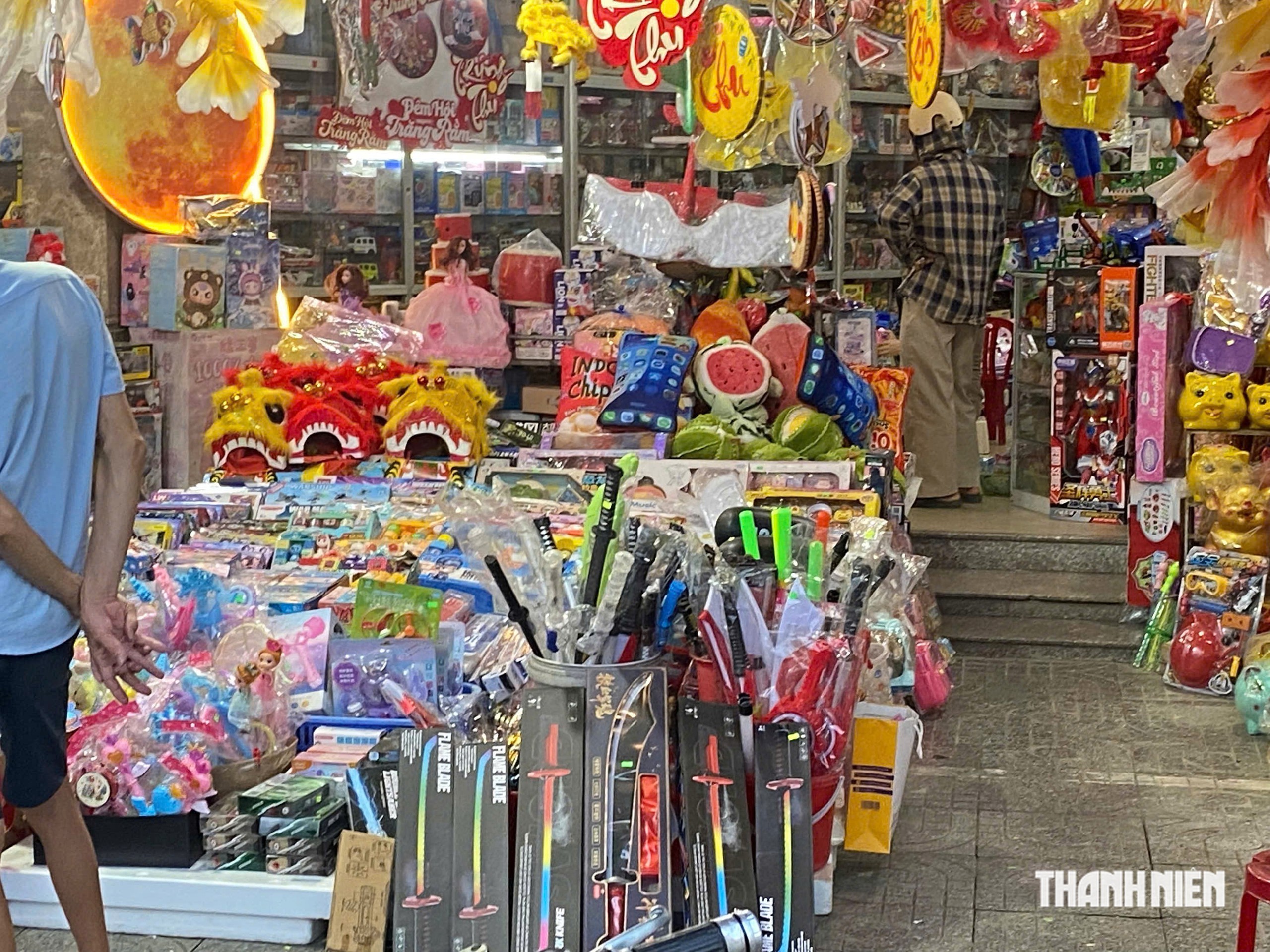 Lạng Sơn: Trung thu tr&agrave;n ngập đồ chơi mang t&iacute;nh bạo lực- Ảnh 1.