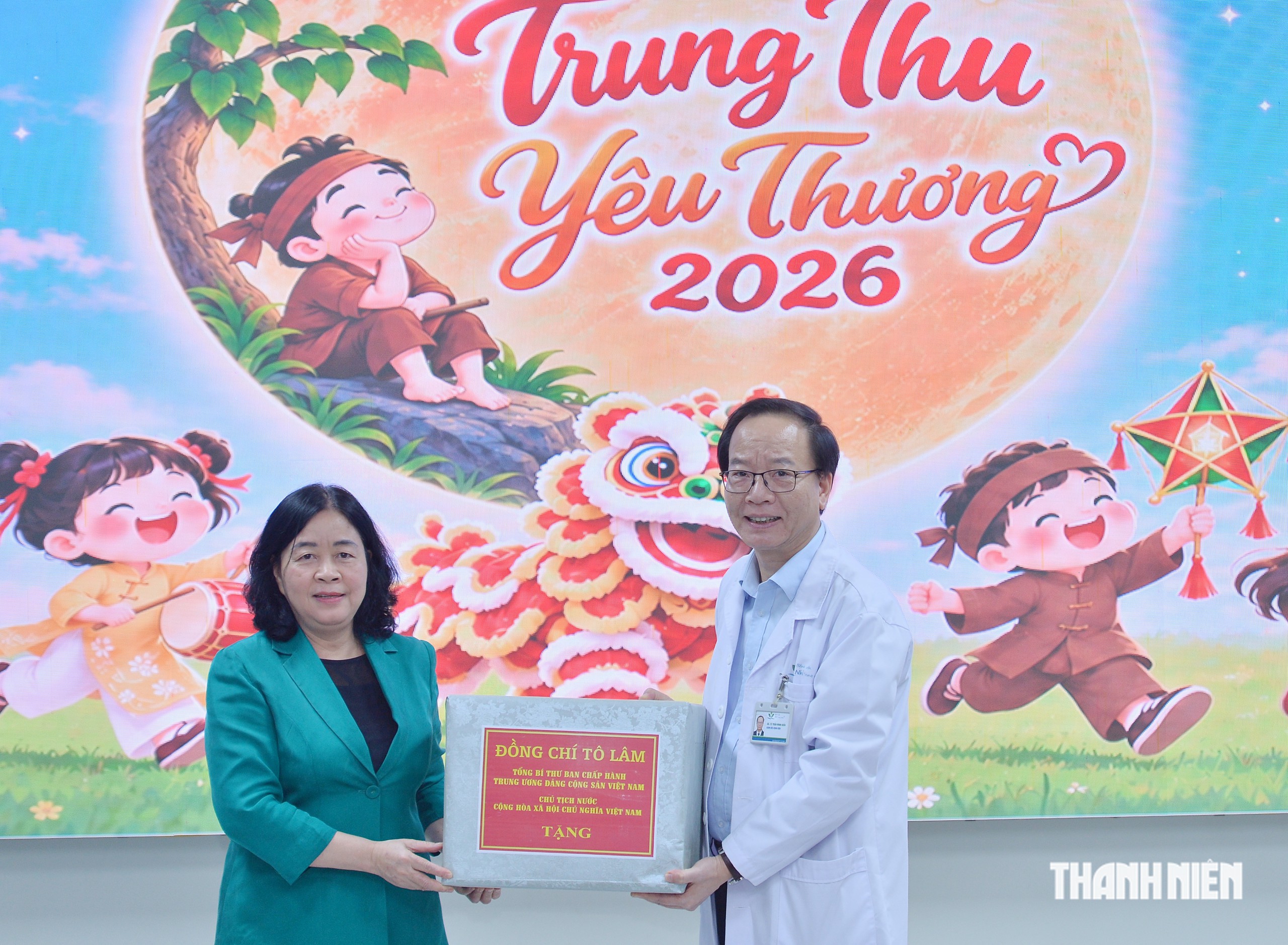 Chủ tịch Ủy ban Trung ương MTTQ Việt Nam trao qu&agrave; cho bệnh nhi dịp tết Trung thu- Ảnh 1.