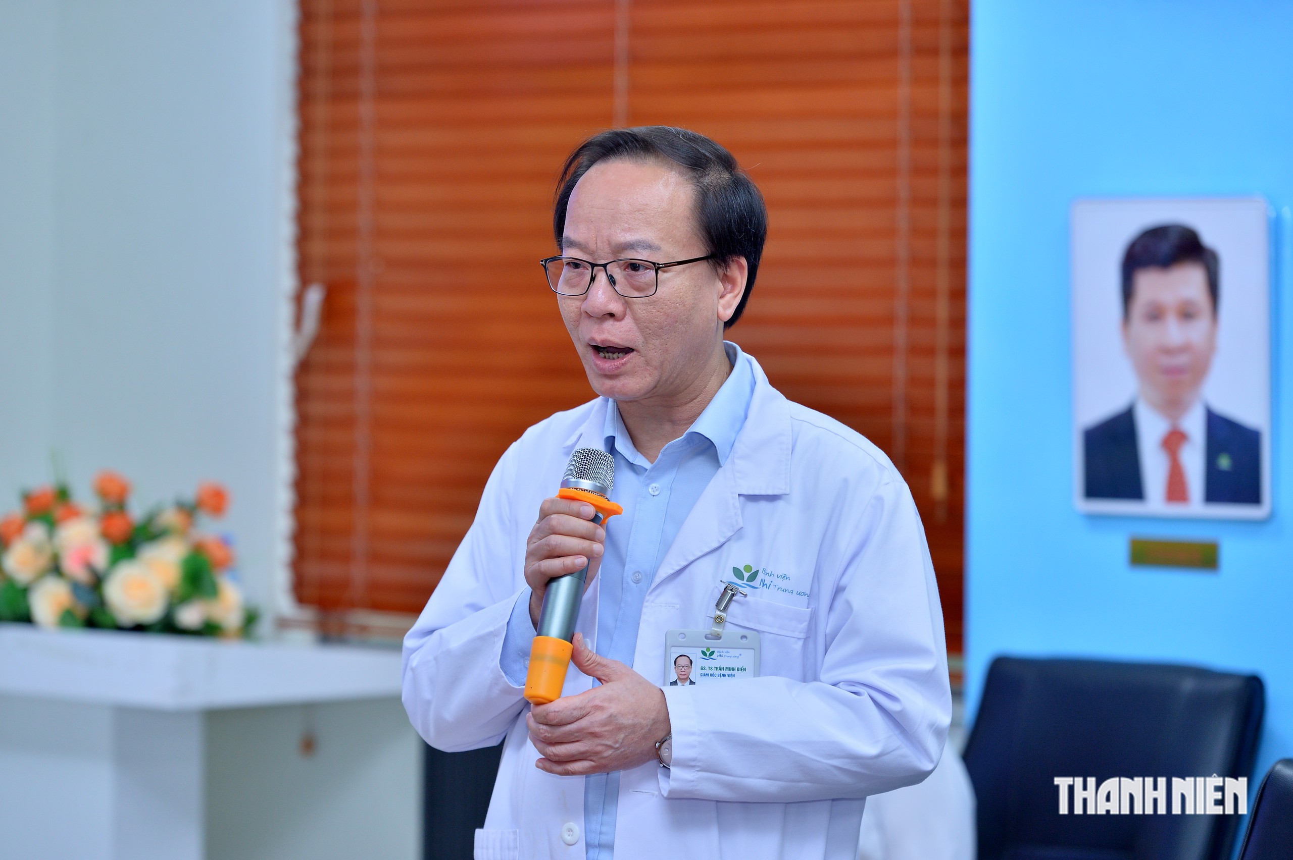 Chủ tịch Ủy ban Trung ương MTTQ Việt Nam trao qu&agrave; cho bệnh nhi dịp tết Trung thu- Ảnh 2.