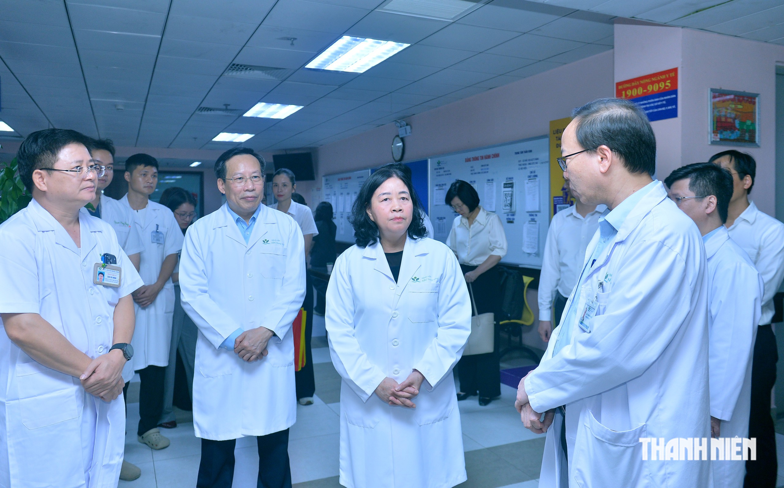 Chủ tịch Ủy ban Trung ương MTTQ Việt Nam trao qu&agrave; cho bệnh nhi dịp tết Trung thu- Ảnh 10.