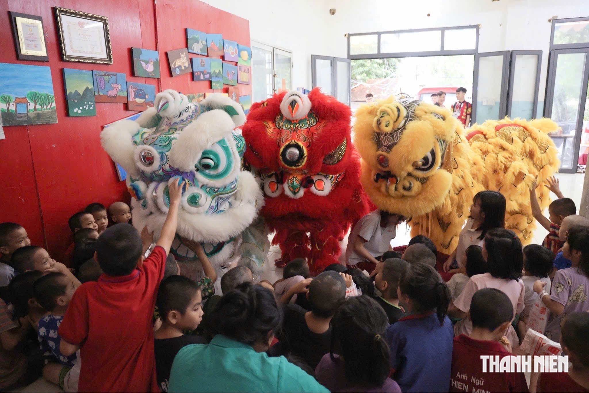 Đội l&acirc;n sư rồng học sinh đến m&aacute;i ấm biểu diễn: 'Trẻ lần đầu thấy con l&acirc;n - Ảnh 2.