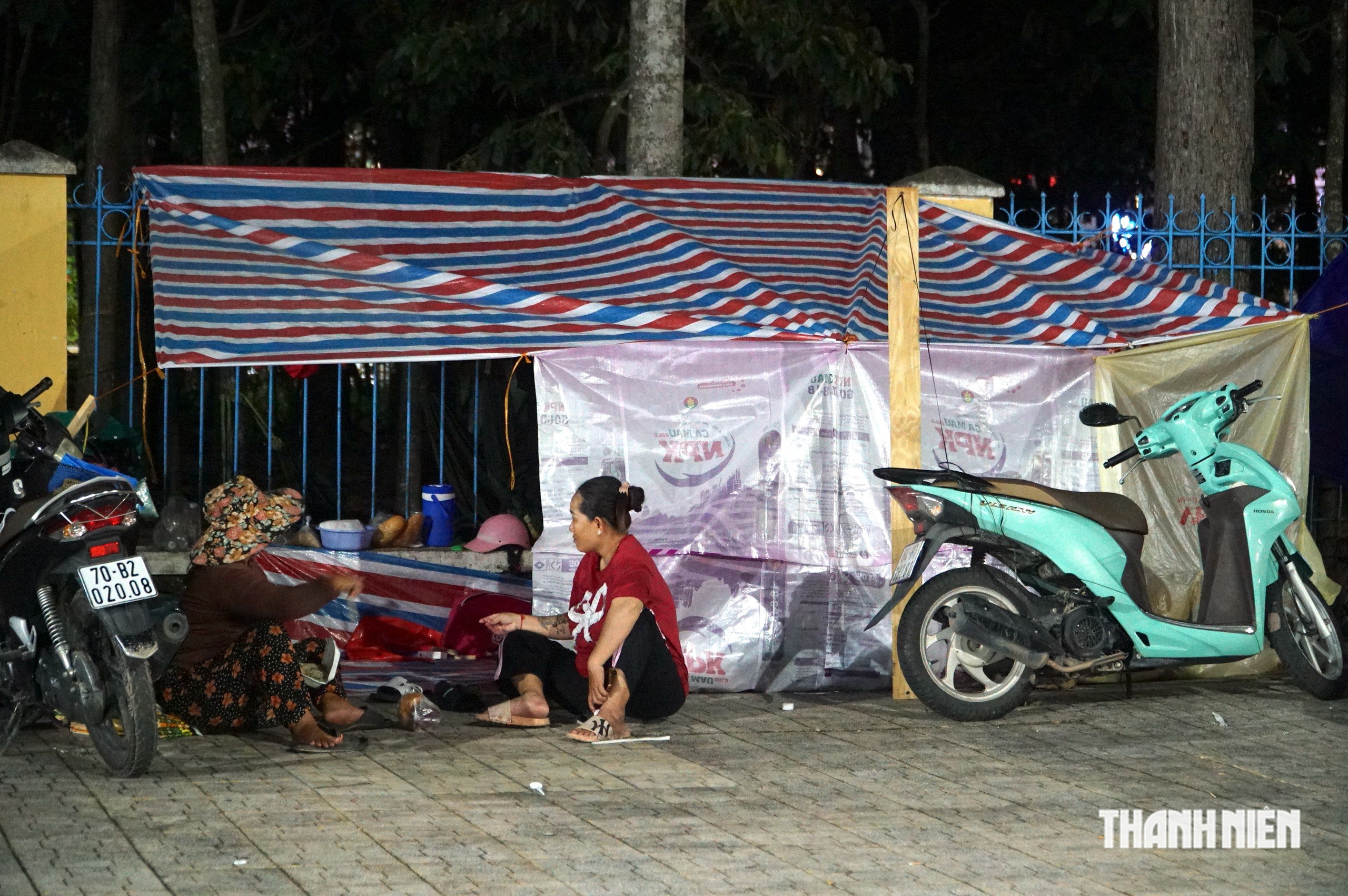 T&iacute;n đồ Cao Đ&agrave;i mắc v&otilde;ng, trải bạt ngủ ngo&agrave;i trời chờ Hội yến Di&ecirc;u Tr&igrave; Cung - Ảnh 7.