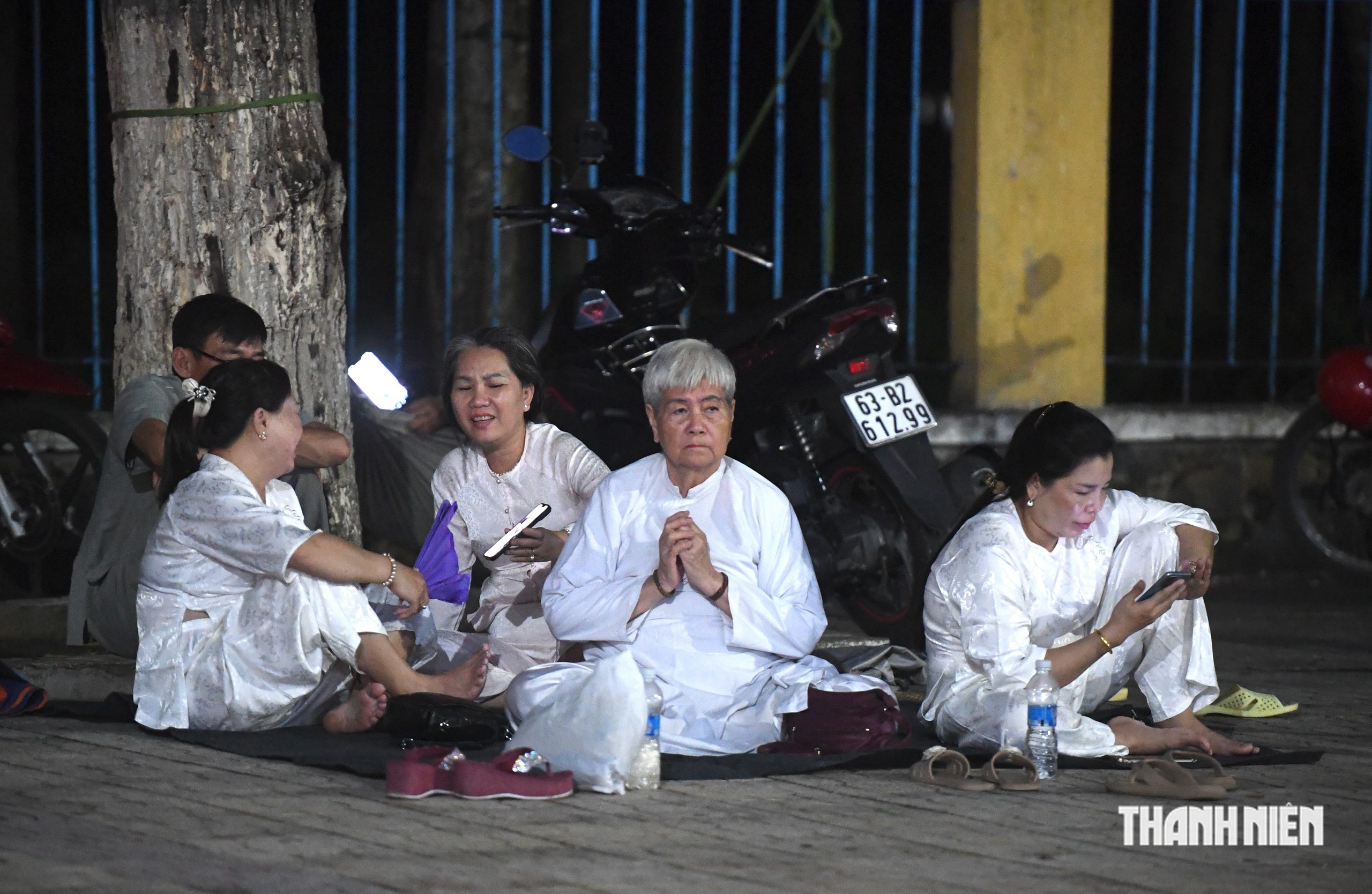 T&iacute;n đồ Cao Đ&agrave;i mắc v&otilde;ng, trải bạt ngủ ngo&agrave;i trời chờ Hội yến Di&ecirc;u Tr&igrave; Cung - Ảnh 1.