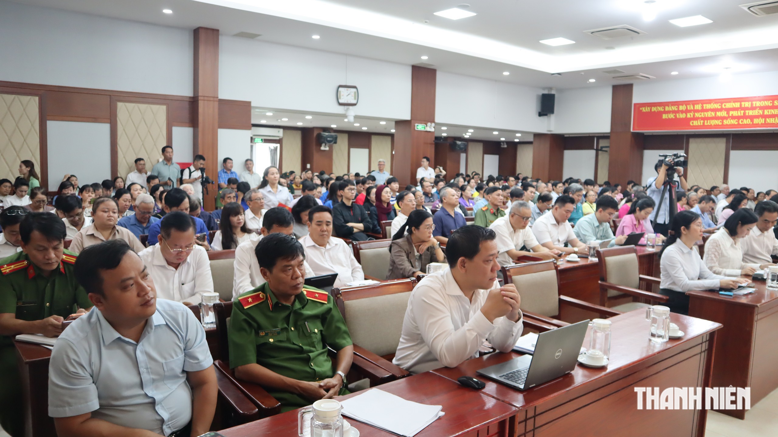Phụ huynh TP.HCM chạy nhiều nơi mua sách giáo khoa, Bí thư Trần Lưu Quang nói gì? - Ảnh 3.