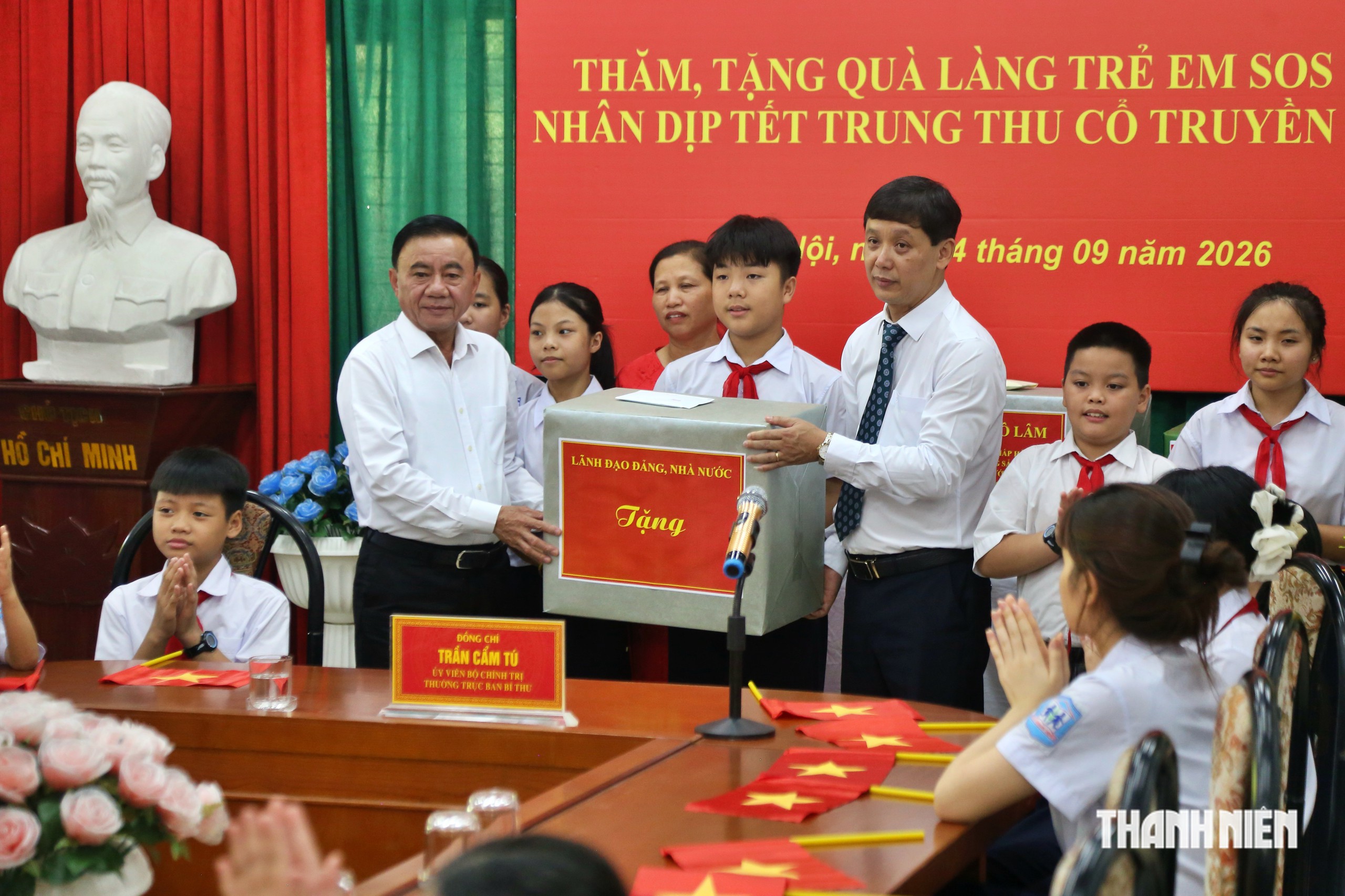Thường trực Ban B&iacute; thư thăm, tặng qu&agrave; thiếu nhi L&agrave;ng trẻ em SOS H&agrave; Nội- Ảnh 3.