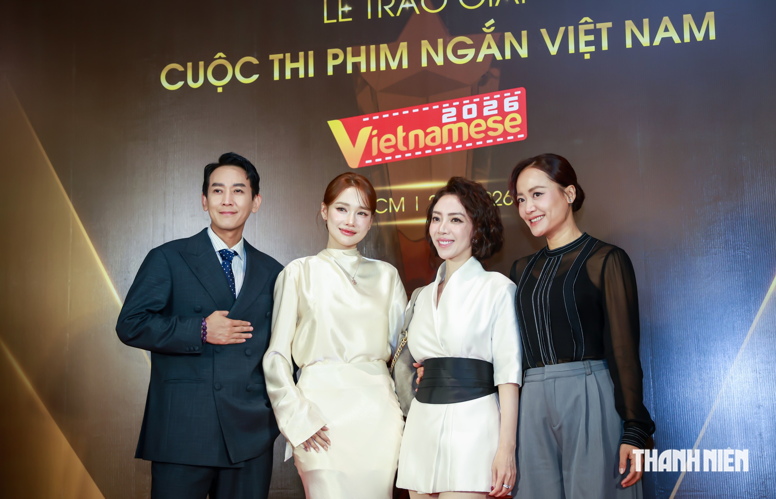 Nh&atilde; Phương rạng rỡ tại Lễ trao giải Vietnamese, nhớ l&uacute;c kh&oacute; khăn mới v&agrave;o nghề  - Ảnh 1.
