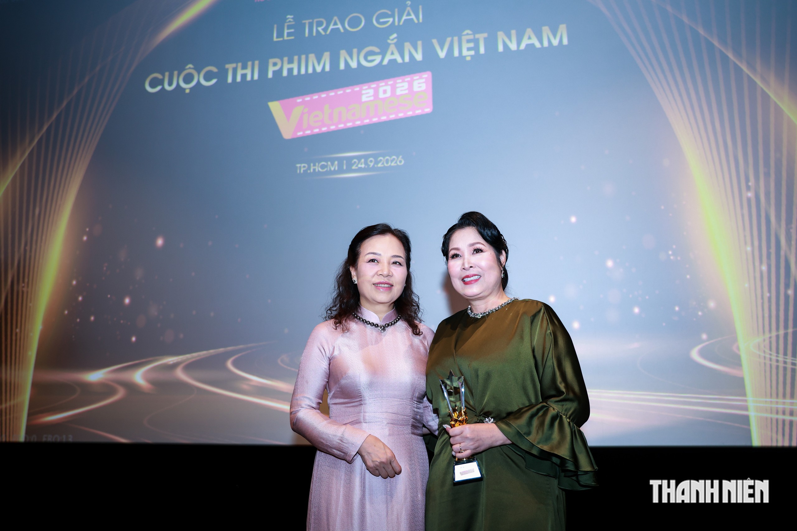 NSND Hồng V&acirc;n bất ngờ nhắc đến con trai khi thắng giải Diễn vi&ecirc;n nữ xuất sắc- Ảnh 1.