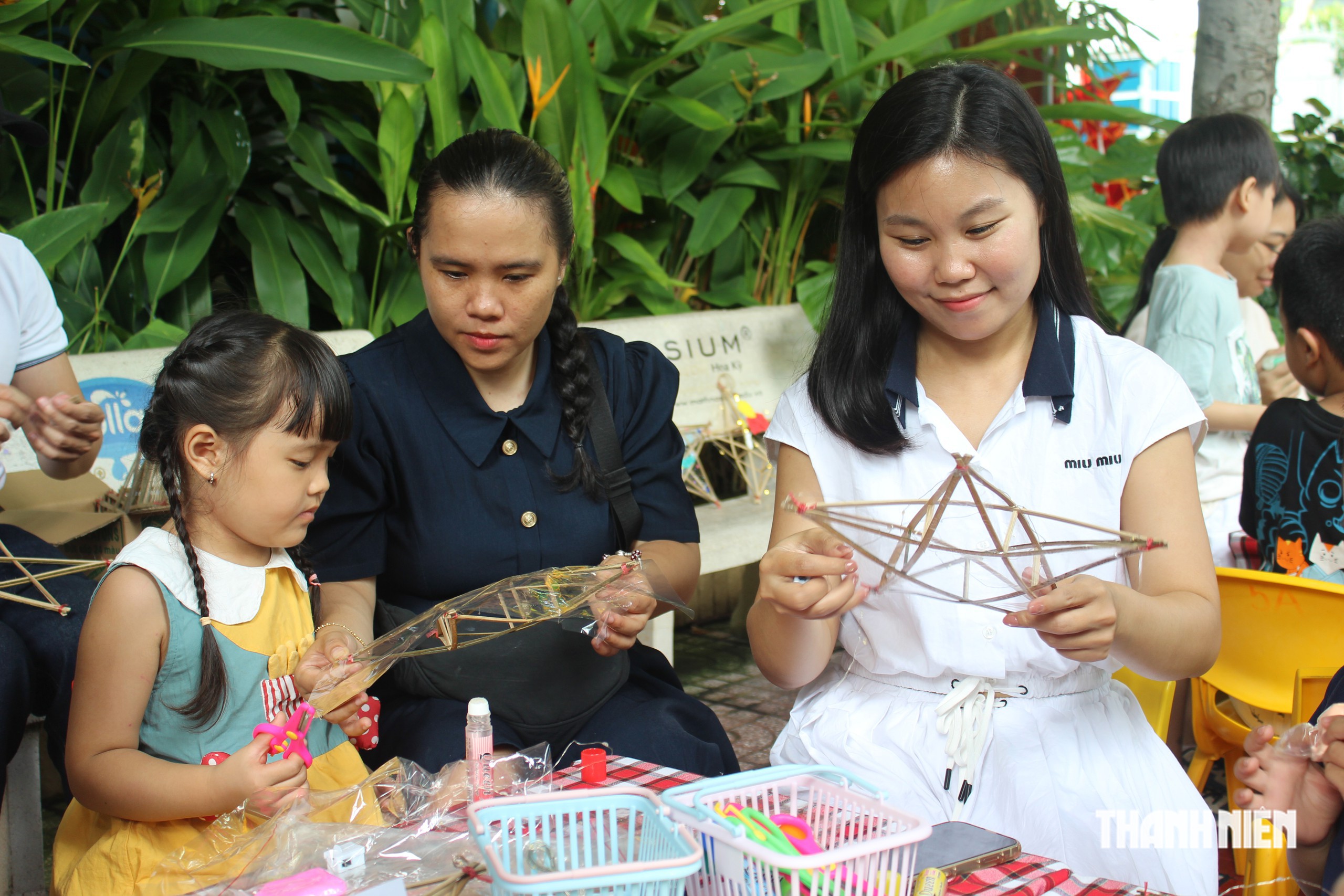 &Ocirc;ng b&agrave;, cha mẹ v&agrave;o trường l&agrave;m b&aacute;nh trung thu c&ugrave;ng con - Ảnh 16.