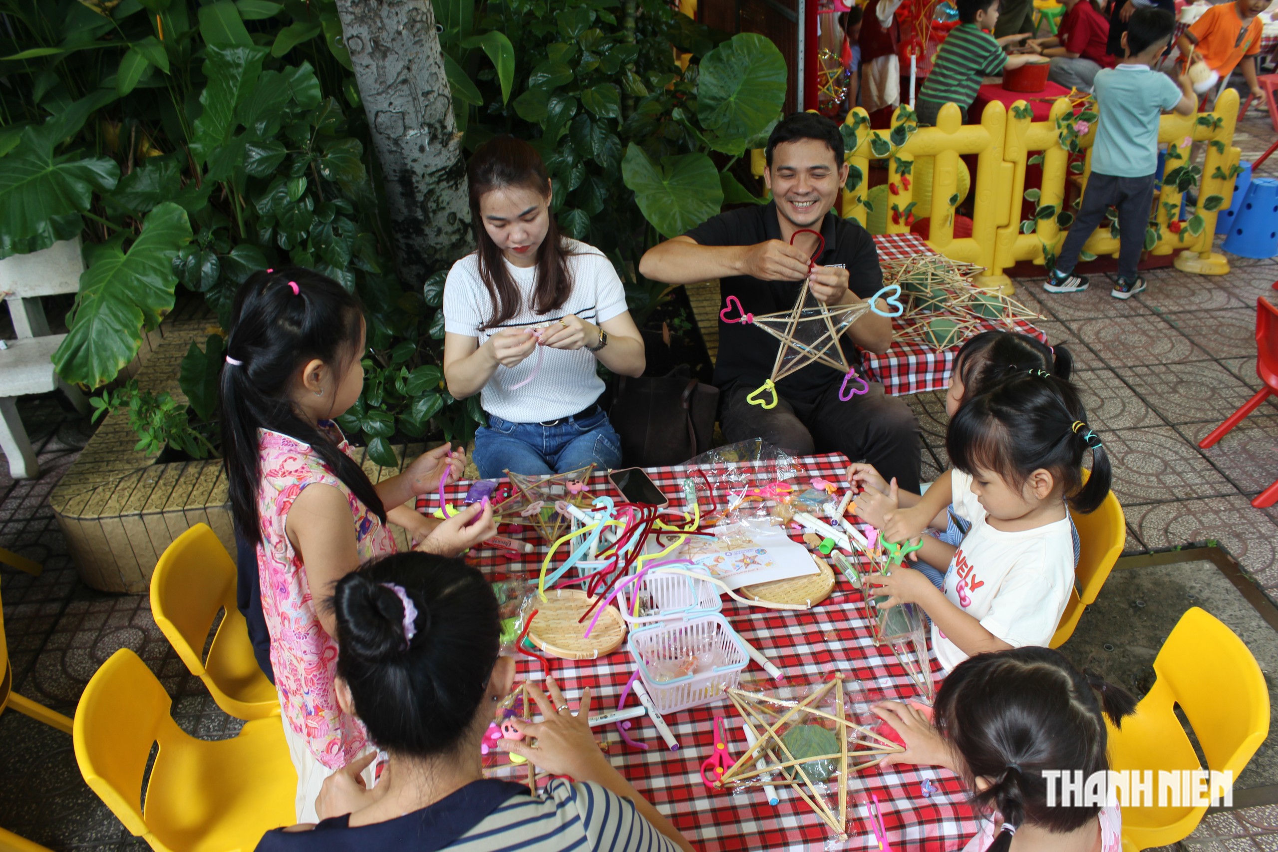 &Ocirc;ng b&agrave;, cha mẹ v&agrave;o trường l&agrave;m b&aacute;nh trung thu c&ugrave;ng con - Ảnh 14.
