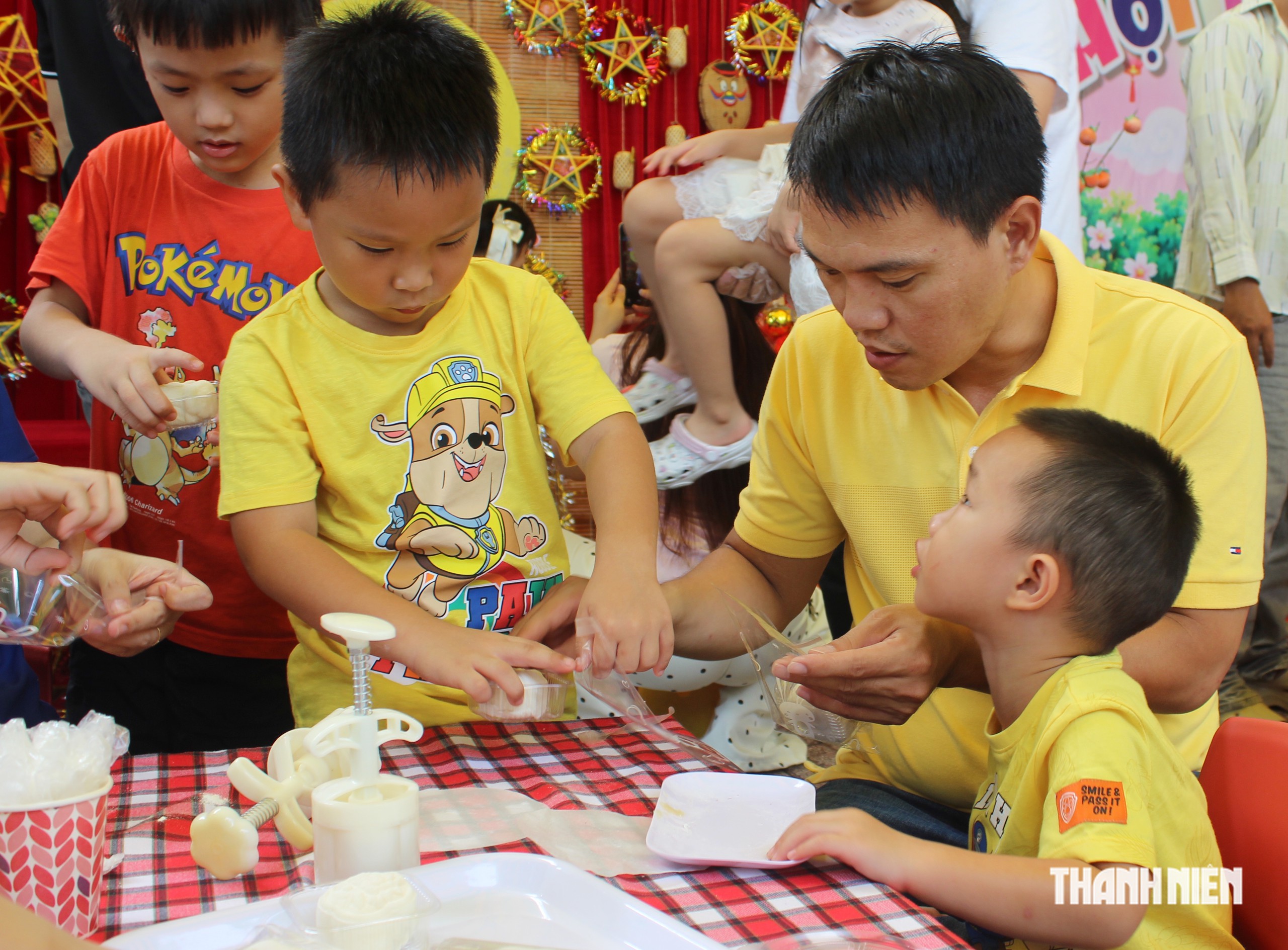 &Ocirc;ng b&agrave;, cha mẹ v&agrave;o trường l&agrave;m b&aacute;nh trung thu c&ugrave;ng con - Ảnh 3.