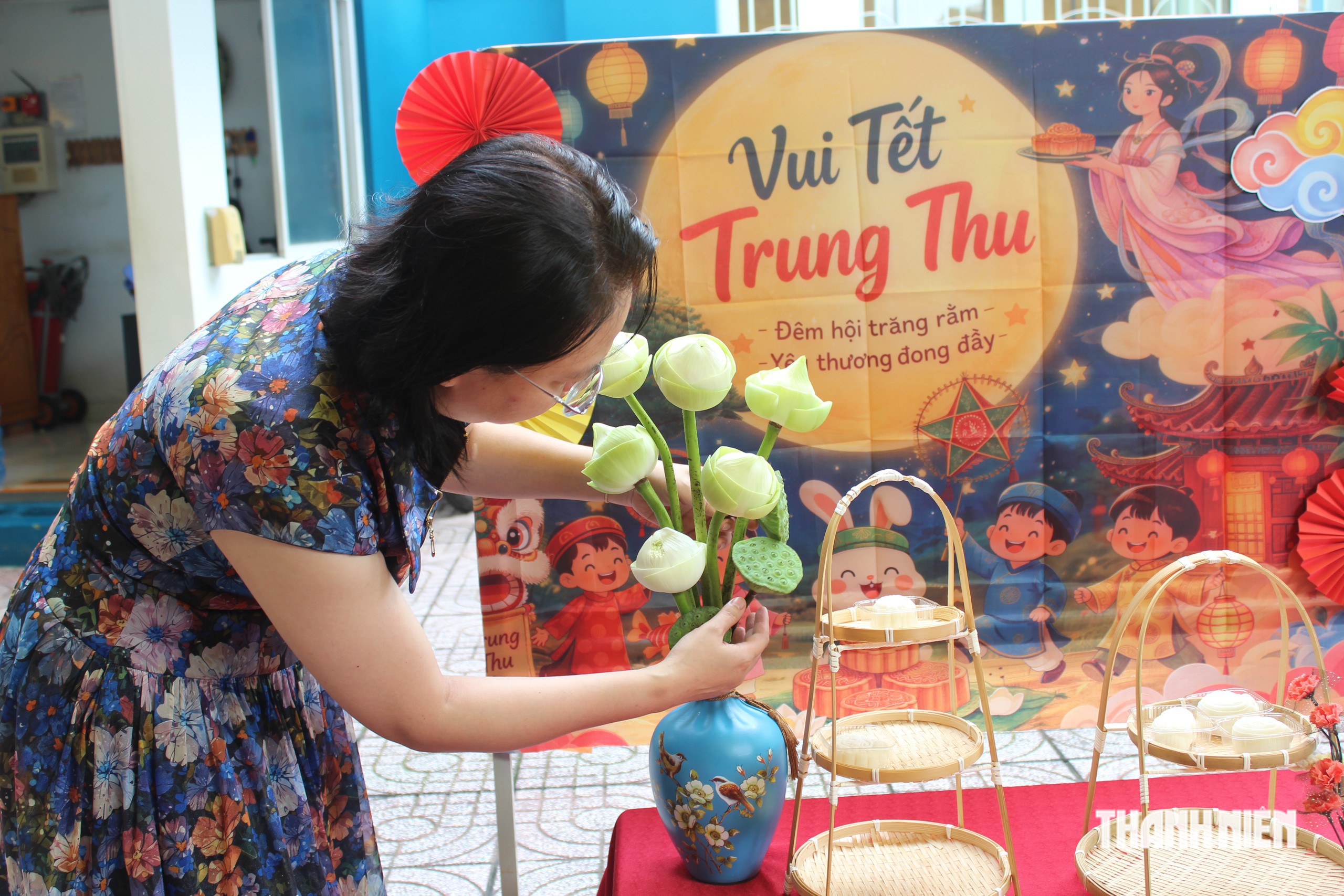 &Ocirc;ng b&agrave;, cha mẹ v&agrave;o trường l&agrave;m b&aacute;nh trung thu c&ugrave;ng con - Ảnh 7.
