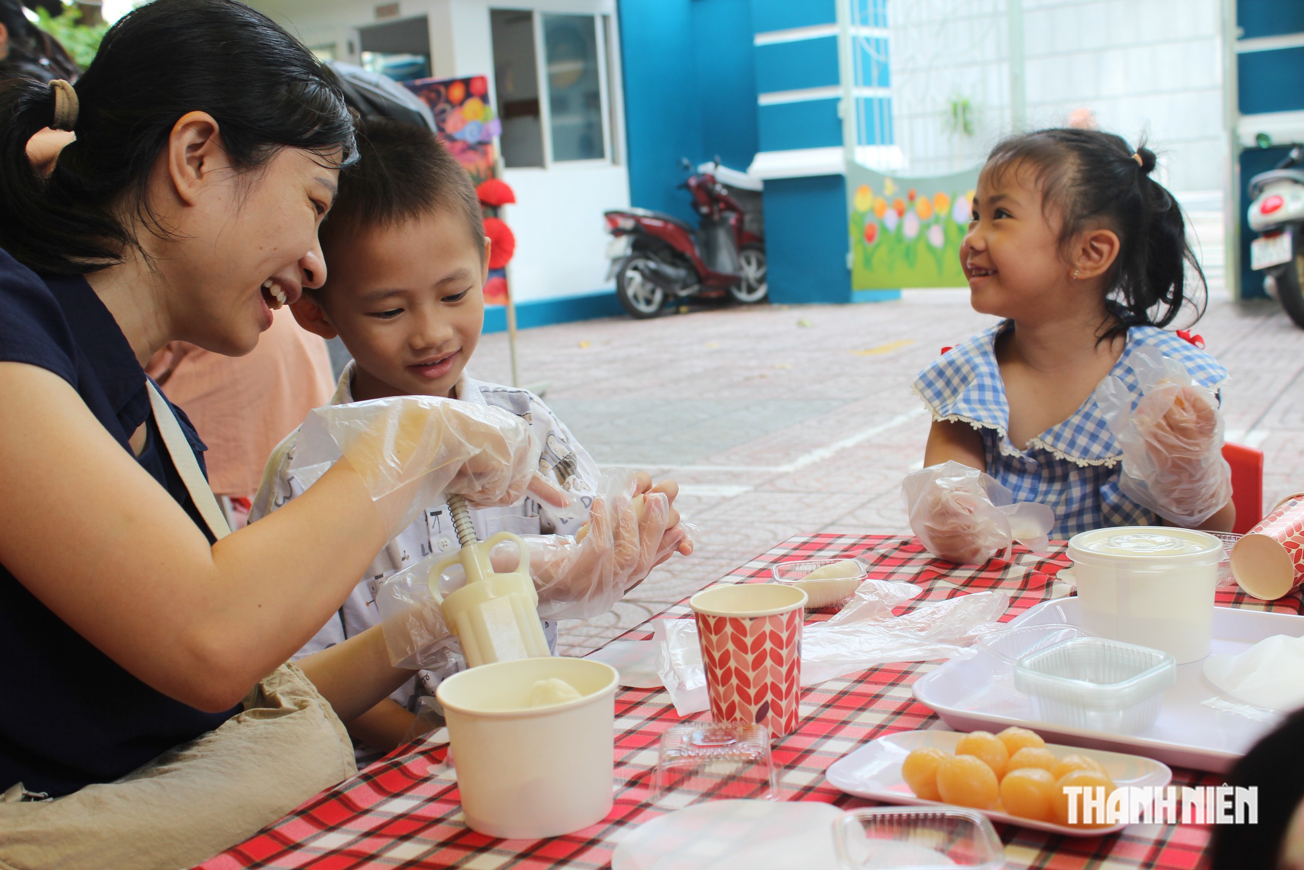 &Ocirc;ng b&agrave;, cha mẹ v&agrave;o trường l&agrave;m b&aacute;nh trung thu c&ugrave;ng con - Ảnh 1.