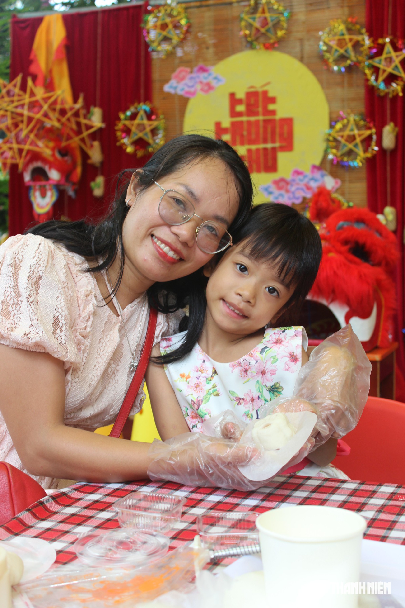 &Ocirc;ng b&agrave;, cha mẹ v&agrave;o trường l&agrave;m b&aacute;nh trung thu c&ugrave;ng con - Ảnh 6.