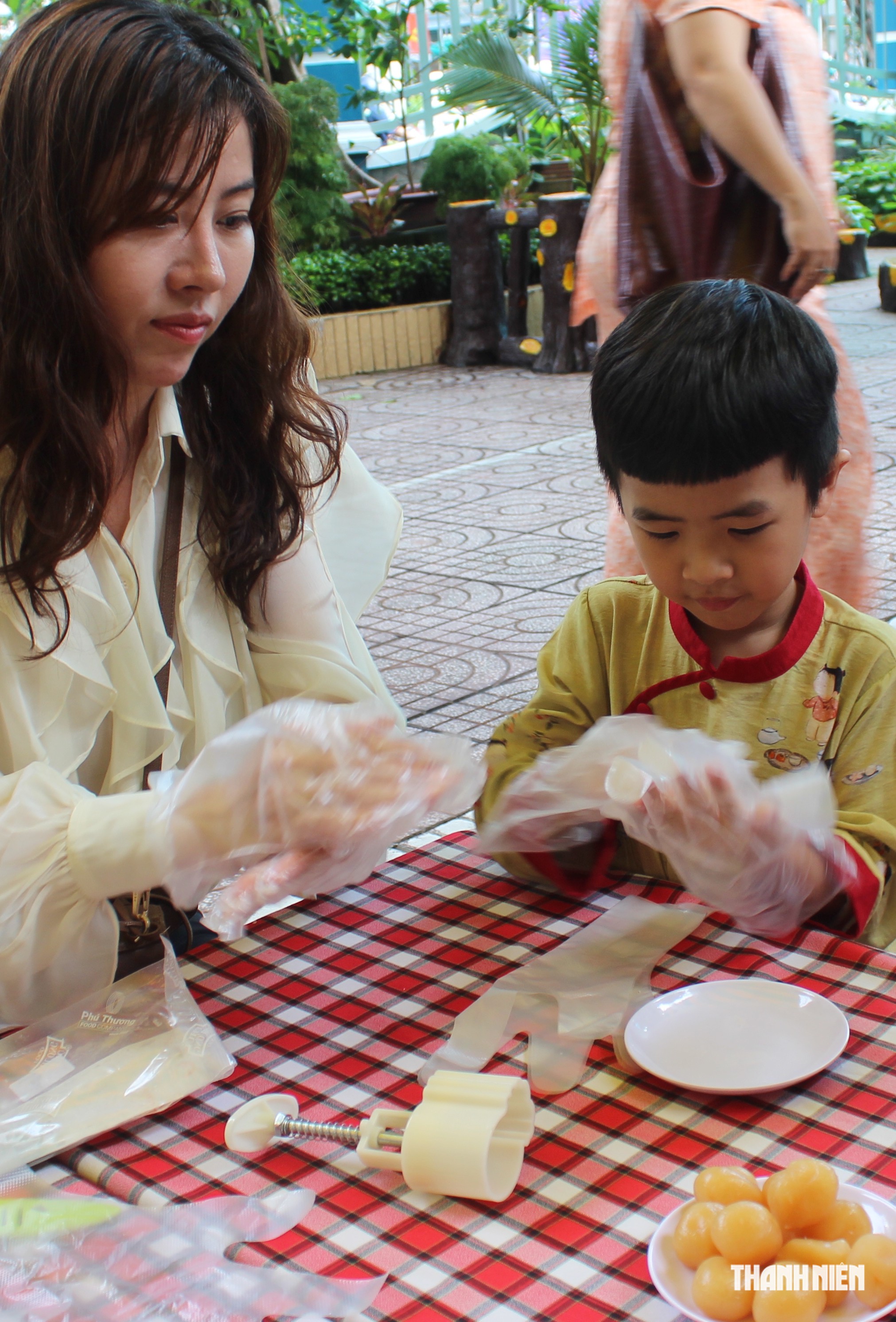 &Ocirc;ng b&agrave;, cha mẹ v&agrave;o trường l&agrave;m b&aacute;nh trung thu c&ugrave;ng con - Ảnh 8.