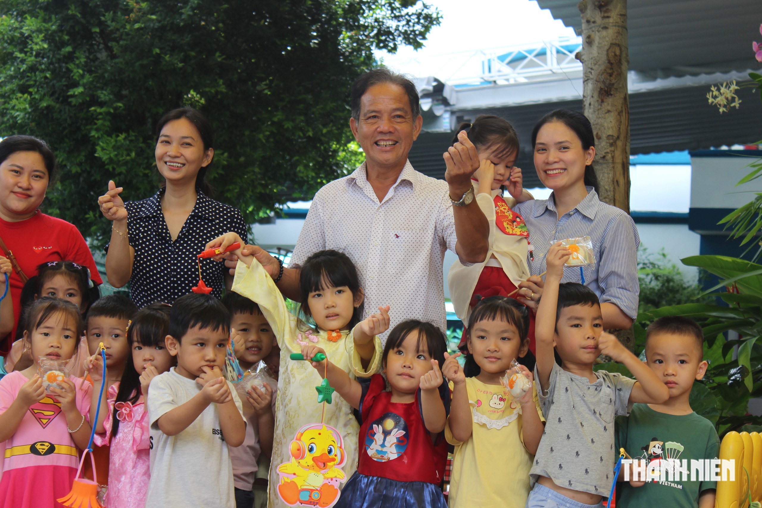 &Ocirc;ng b&agrave;, cha mẹ v&agrave;o trường l&agrave;m b&aacute;nh trung thu c&ugrave;ng con - Ảnh 12.