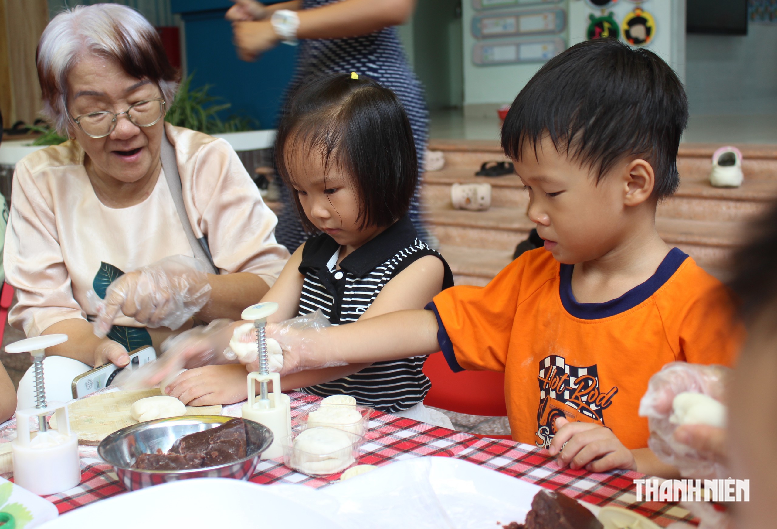 &Ocirc;ng b&agrave;, cha mẹ v&agrave;o trường l&agrave;m b&aacute;nh trung thu c&ugrave;ng con - Ảnh 4.