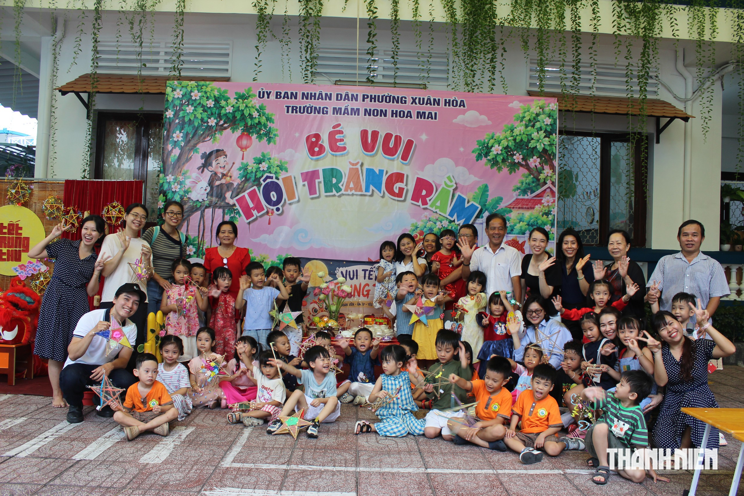 &Ocirc;ng b&agrave;, cha mẹ v&agrave;o trường l&agrave;m b&aacute;nh trung thu c&ugrave;ng con - Ảnh 11.