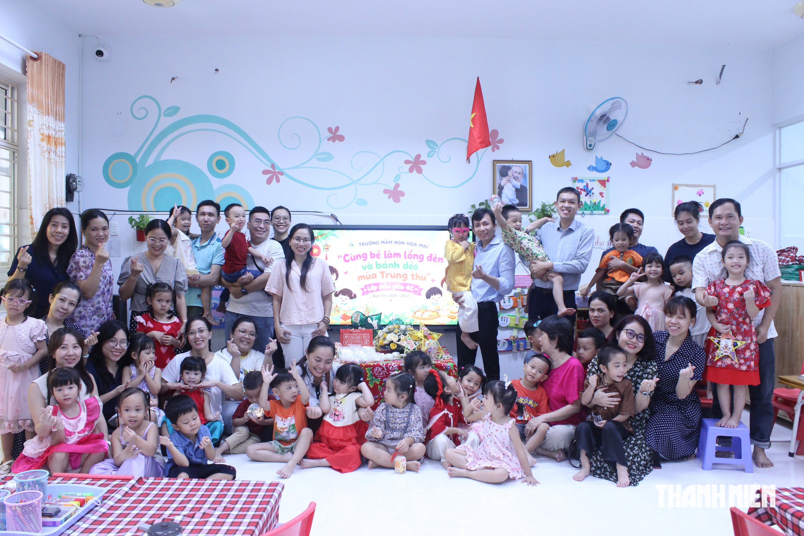 &Ocirc;ng b&agrave;, cha mẹ v&agrave;o trường l&agrave;m b&aacute;nh trung thu c&ugrave;ng con - Ảnh 13.