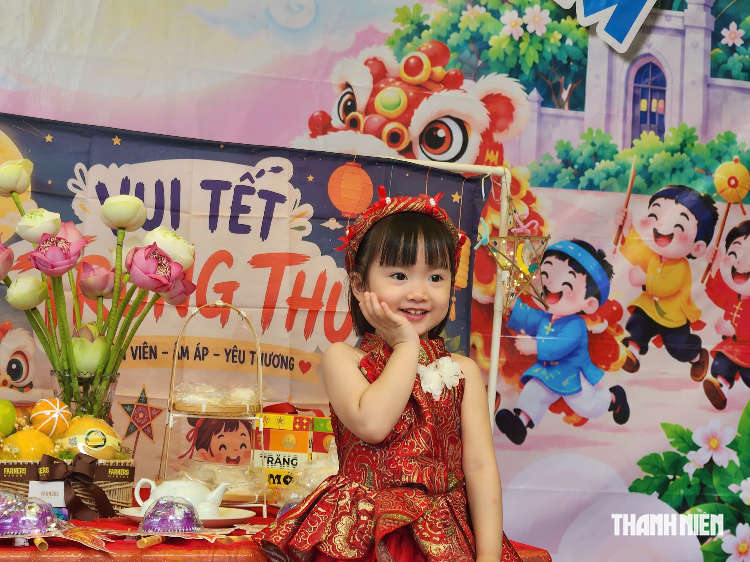 &Ocirc;ng b&agrave;, cha mẹ v&agrave;o trường l&agrave;m b&aacute;nh trung thu c&ugrave;ng con - Ảnh 9.