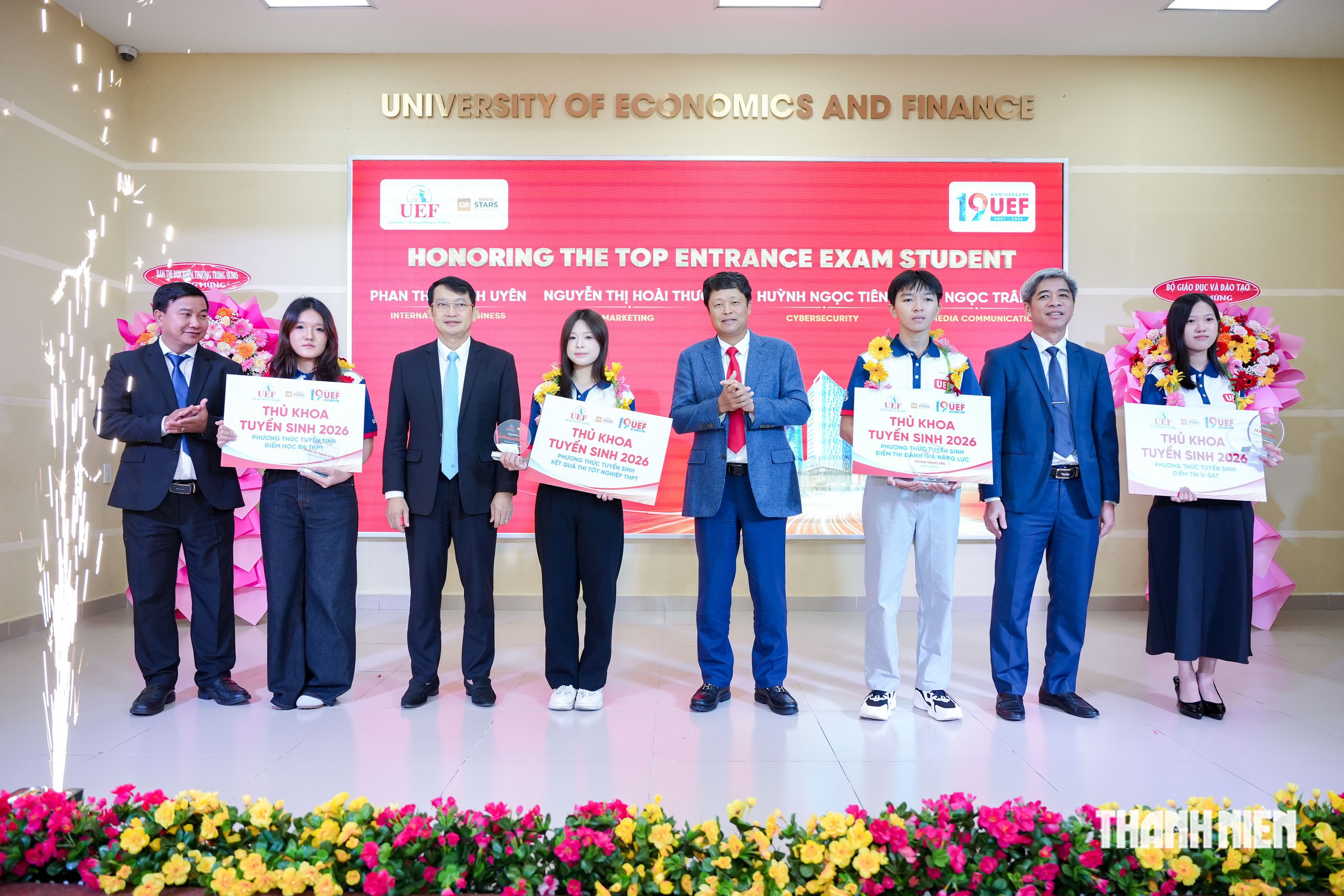 Kỷ niệm 19 năm thành lập, UEF trao 30 tỉ đồng học bổng cho tân sinh viên - Ảnh 2.