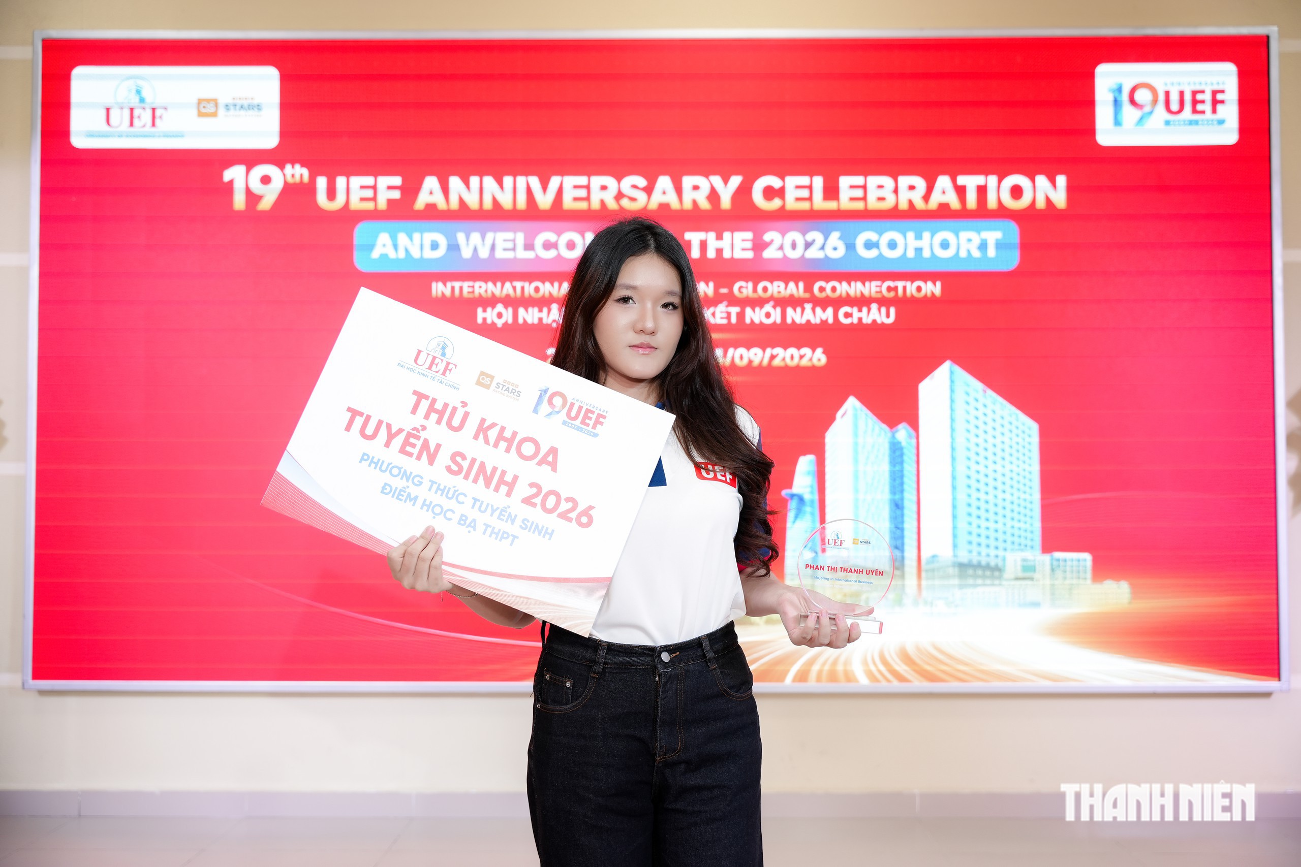 Kỷ niệm 19 năm thành lập, UEF trao 30 tỉ đồng học bổng cho tân sinh viên - Ảnh 1.