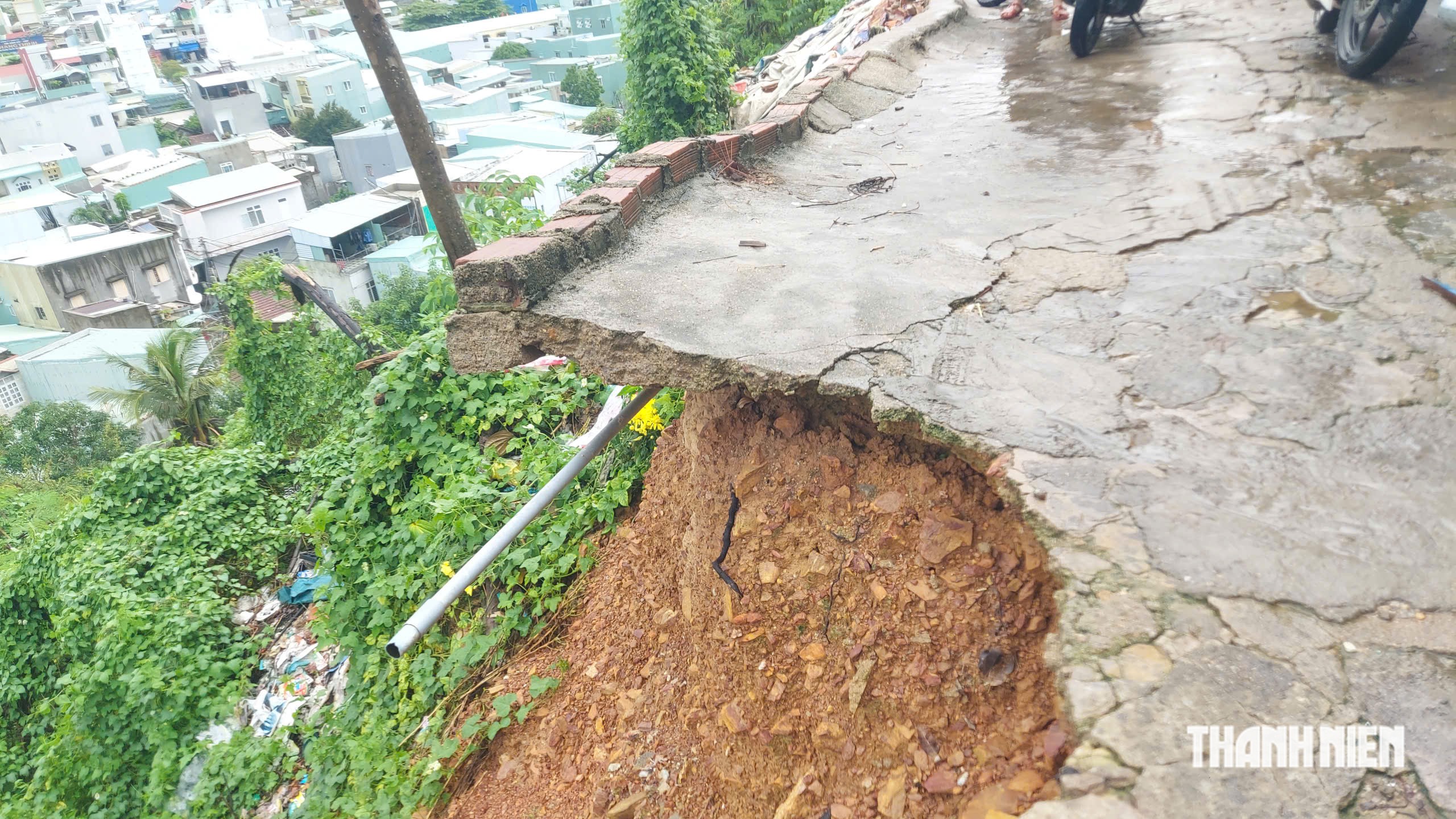 Hơn 50 hộ dân ở Quy Nhơn sống thấp thỏm dưới chân núi lở- Ảnh 4.
