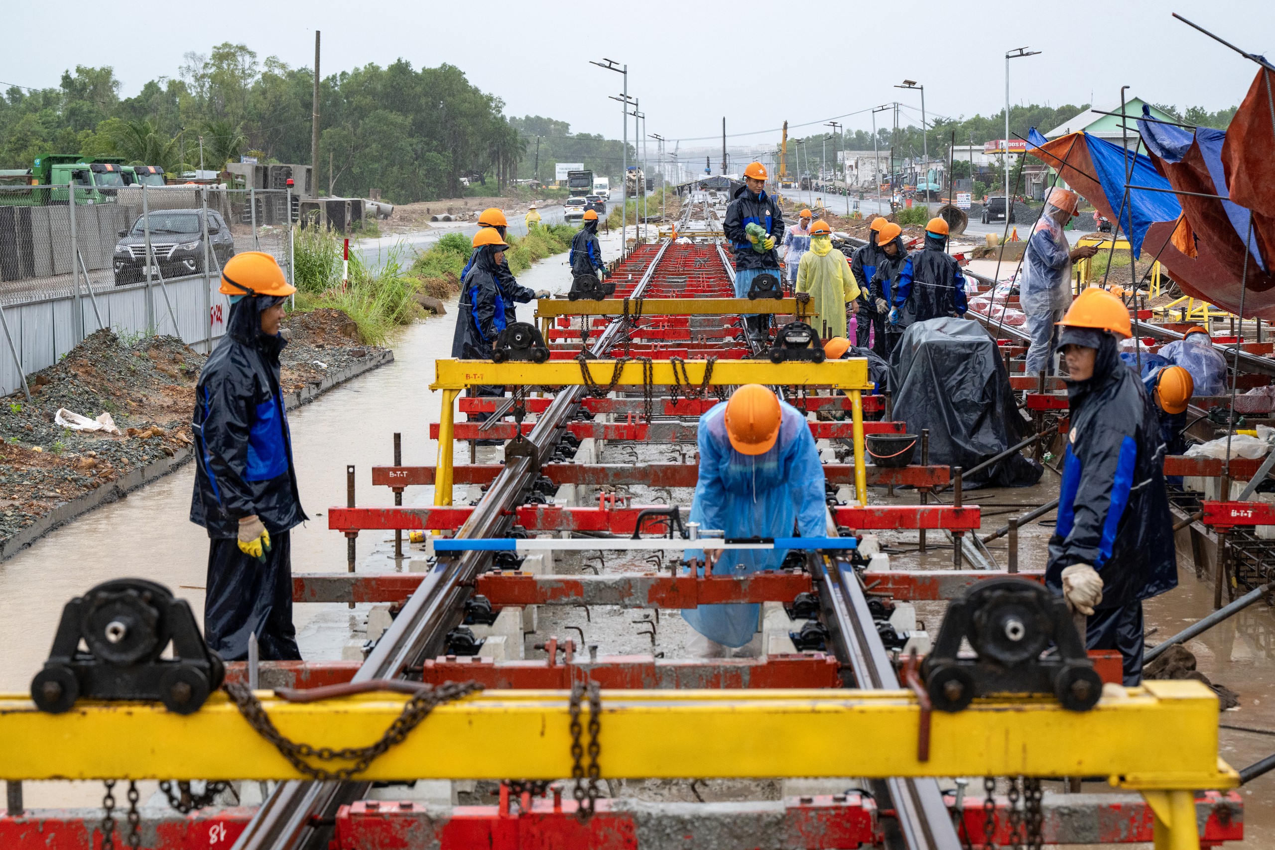 Xuyên mưa lắp ray tuyến tàu điện đầu tiên của Phú Quốc, dự kiến chạy thử tháng 7.2027- Ảnh 1.