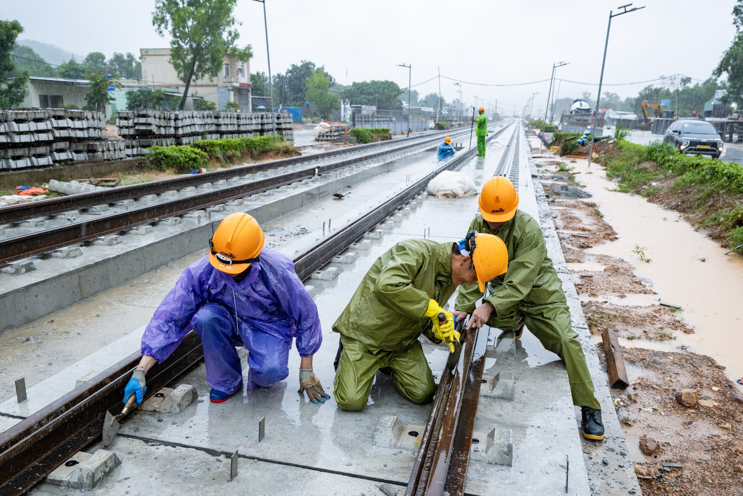Xuyên mưa lắp ray tuyến tàu điện đầu tiên của Phú Quốc, dự kiến chạy thử tháng 7.2027- Ảnh 2.