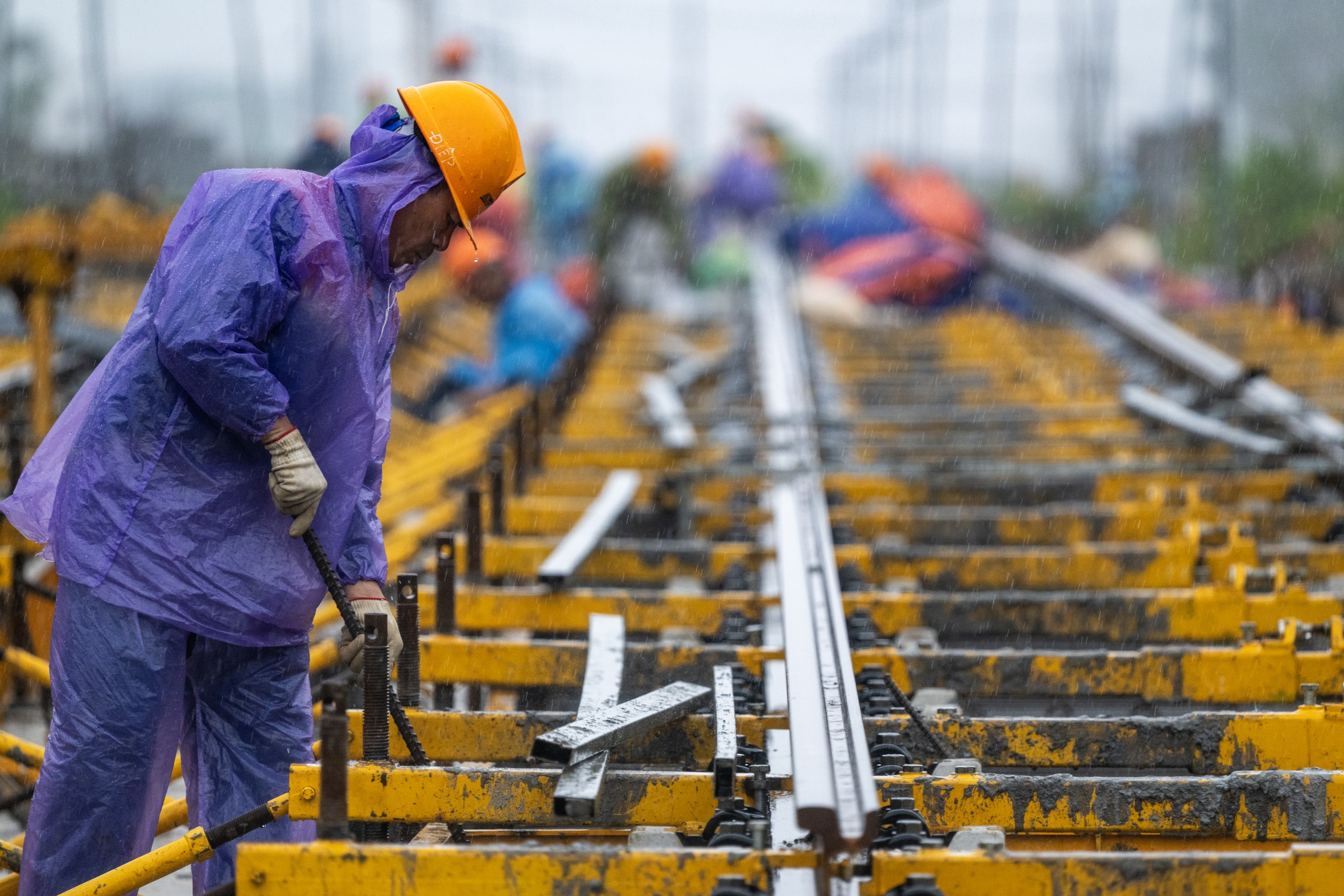 Xuyên mưa lắp ray tuyến tàu điện đầu tiên của Phú Quốc, dự kiến chạy thử tháng 7.2027- Ảnh 7.