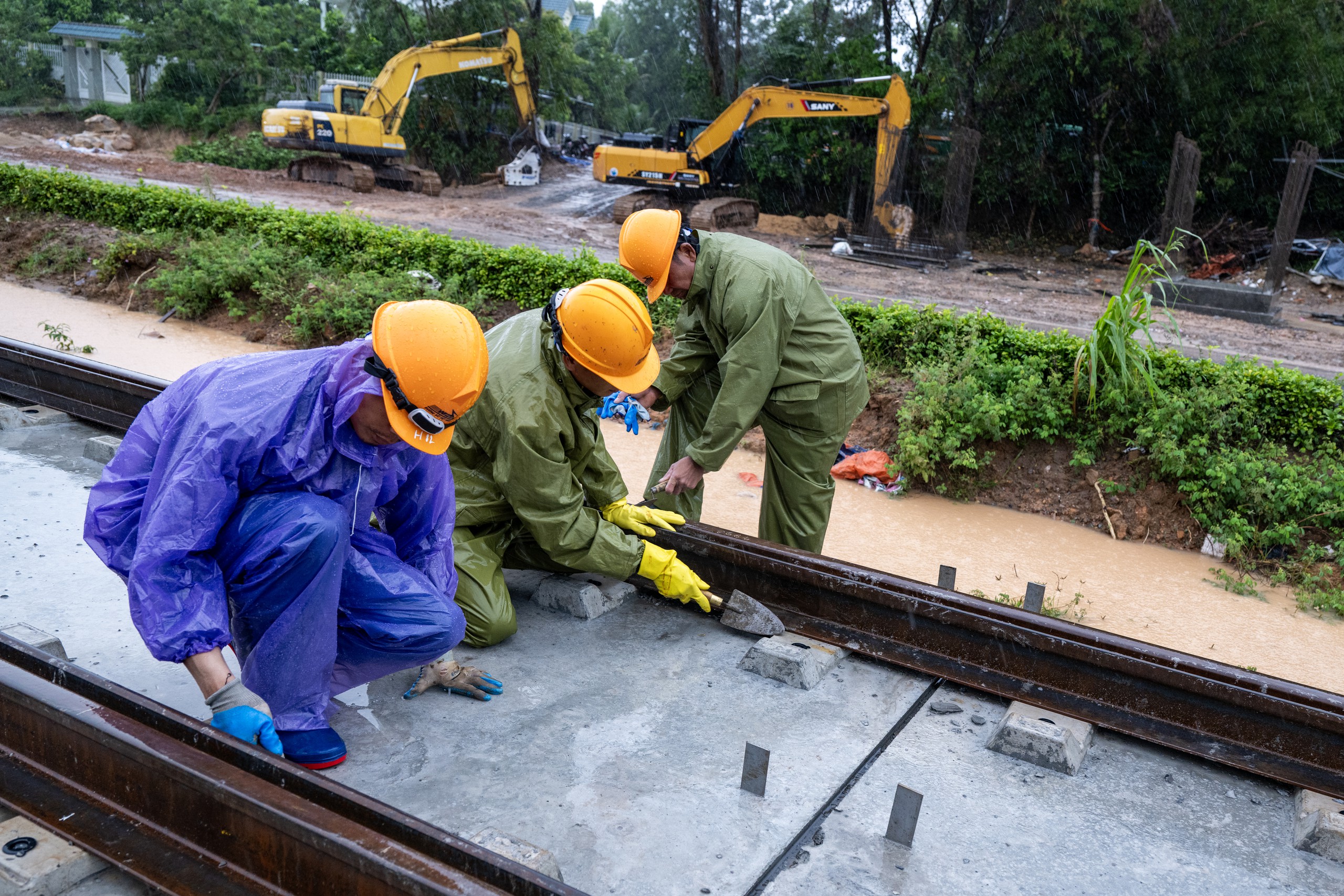 Xuyên mưa lắp ray tuyến tàu điện đầu tiên của Phú Quốc, dự kiến chạy thử tháng 7.2027- Ảnh 8.