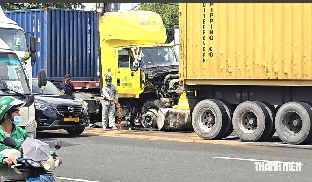 Hai xe container va chạm, giao thông đường Lê Đức Anh ùn xe kéo dài- Ảnh 1.