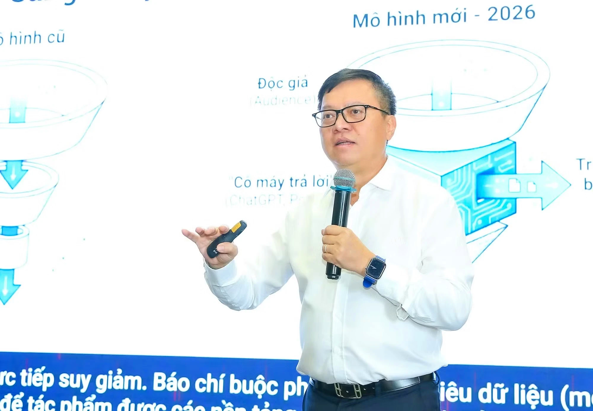 Nh&agrave; b&aacute;o L&ecirc; Quốc Minh: &lsquo;Niềm tin l&agrave; t&agrave;i sản AI kh&ocirc;ng thể huấn luyện&rsquo; - Ảnh 1.