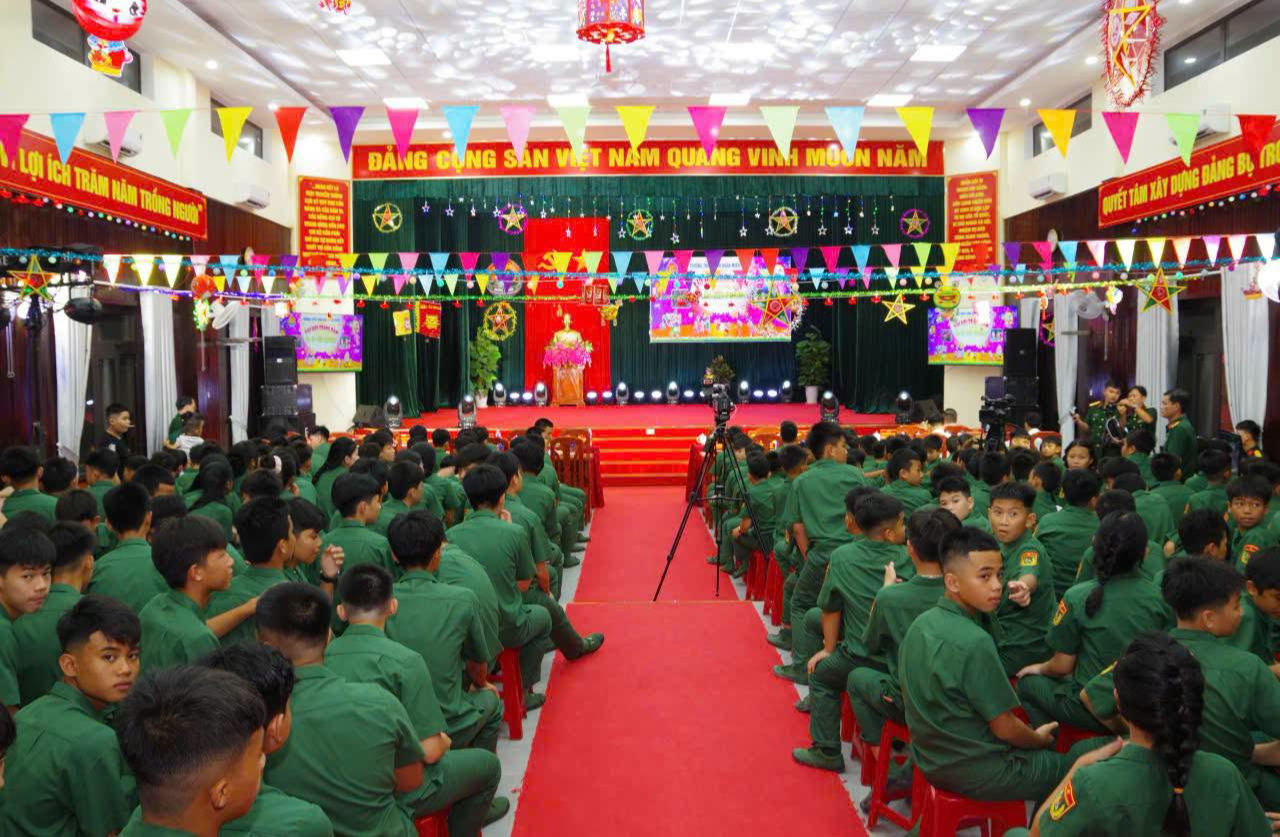 Ấm áp đêm Trung thu ở Trường Thiếu sinh quân miền Trung- Ảnh 1.