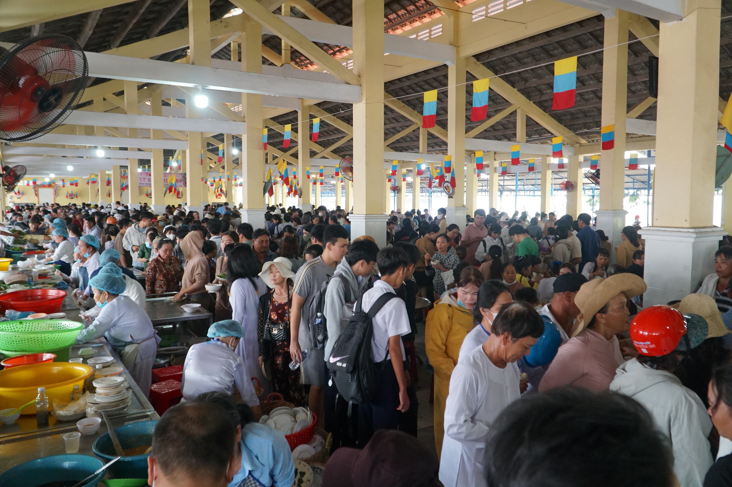 Đại tiệc món chay miễn phí rằm tháng 8: Đãi 50.000 người/ngày ở Tòa thánh Tây Ninh - Ảnh 8.