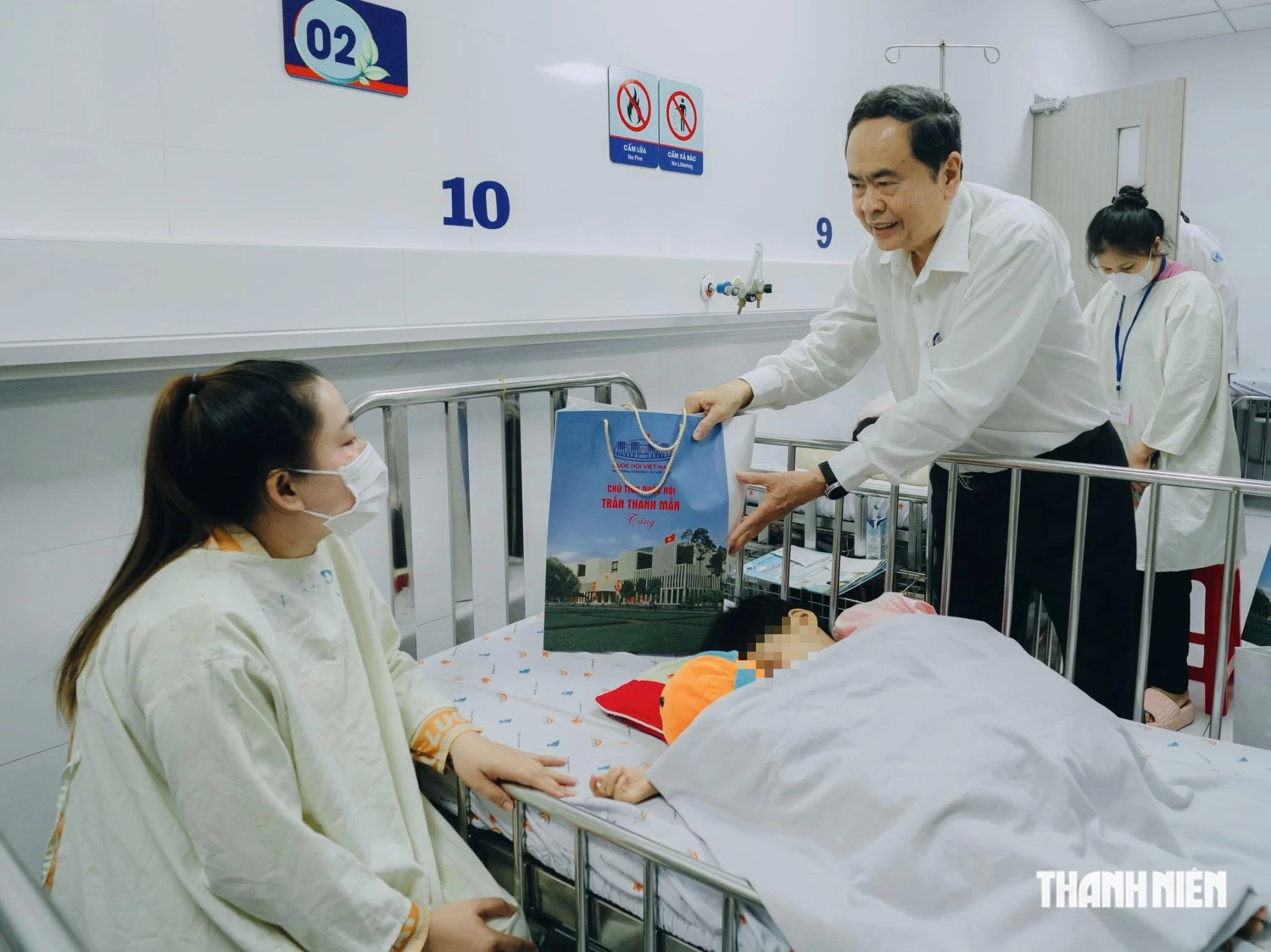 Chủ tịch Quốc hội Trần Thanh Mẫn thăm, tặng quà bệnh nhi dịp Tết Trung thu - Ảnh 2.