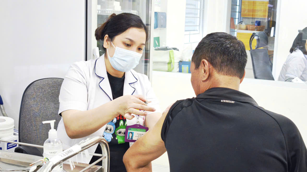 Người d&acirc;n chi khoảng 300 tỉ đồng/năm ti&ecirc;m vắc xin dại  - Ảnh 1.