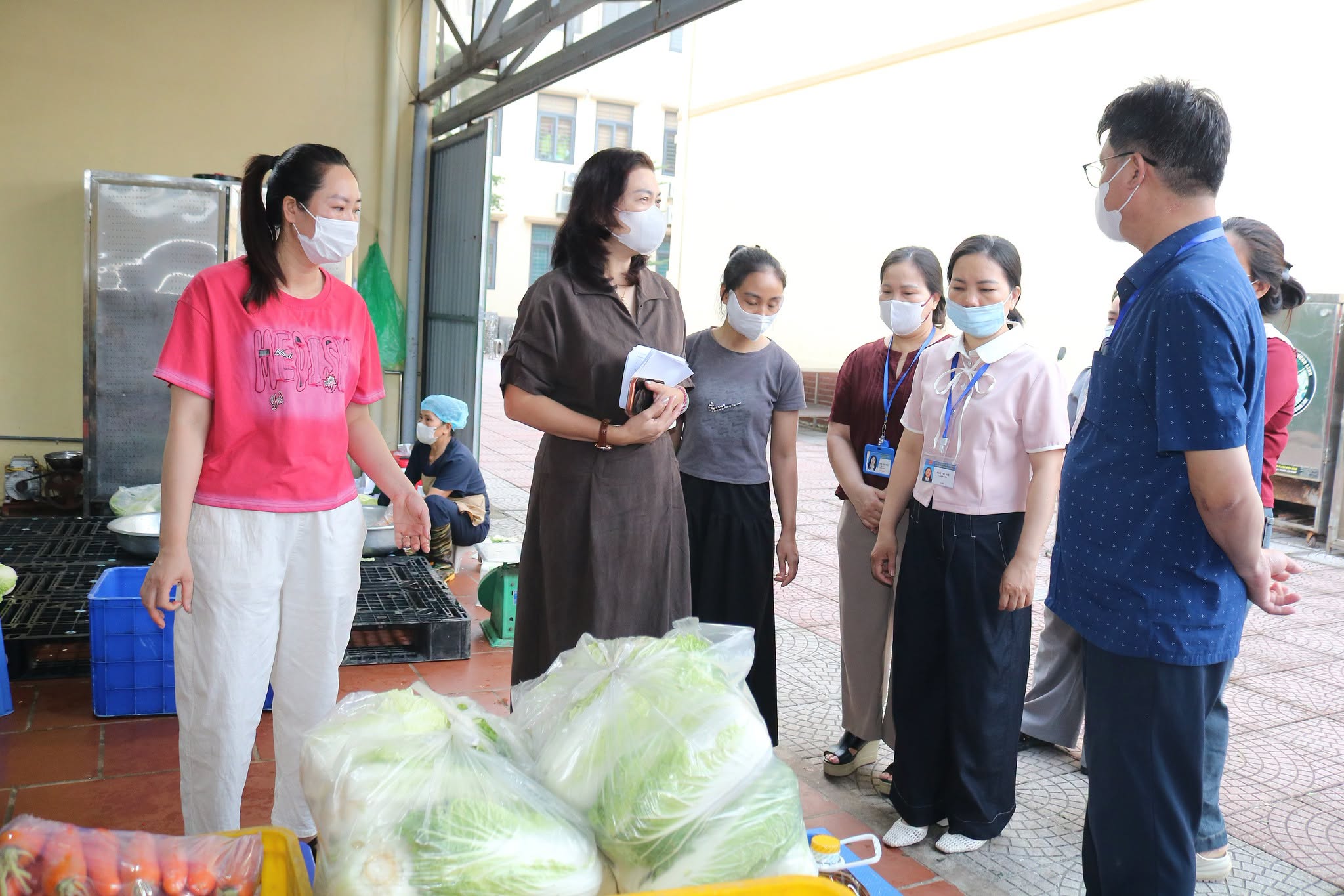 Vụ bữa ăn bán trú ‘toàn tóp mỡ’: Kiểm tra đột xuất, phát hiện nhiều bất cập  - Ảnh 1.